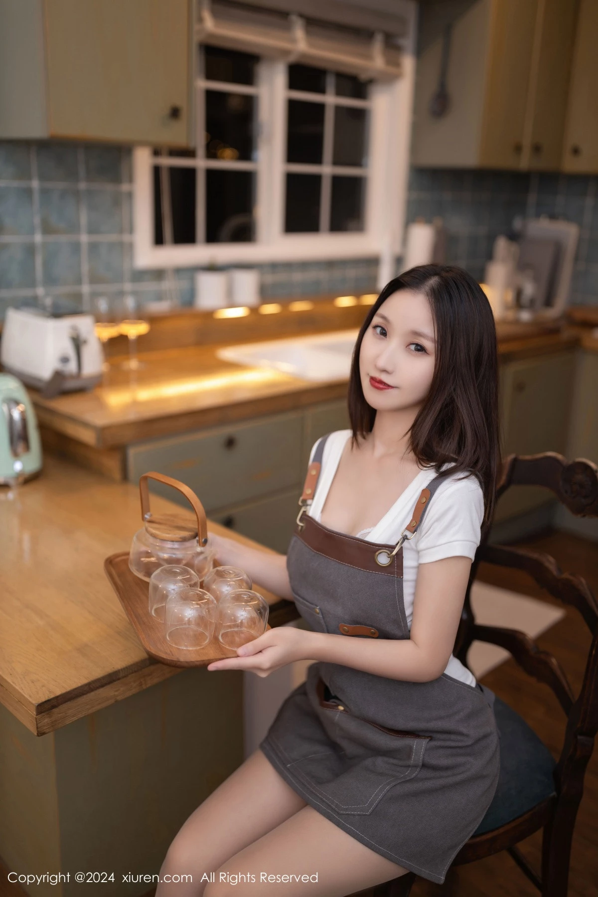 [[XiuRen秀人网]秀人网]No.9335_模特杏子Yada咖啡师装扮性感V领T恤配肉丝袜秀曼妙身姿诱惑写真82P