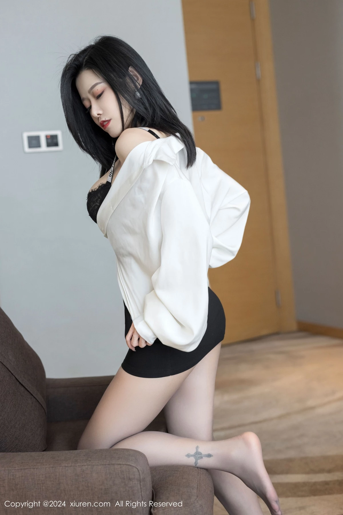 [[XiuRen秀人网]秀人网]No.9329_模特luvian本能性感白衬衫配黑短裙露超薄肉丝秀凹凸身材诱惑写真42P