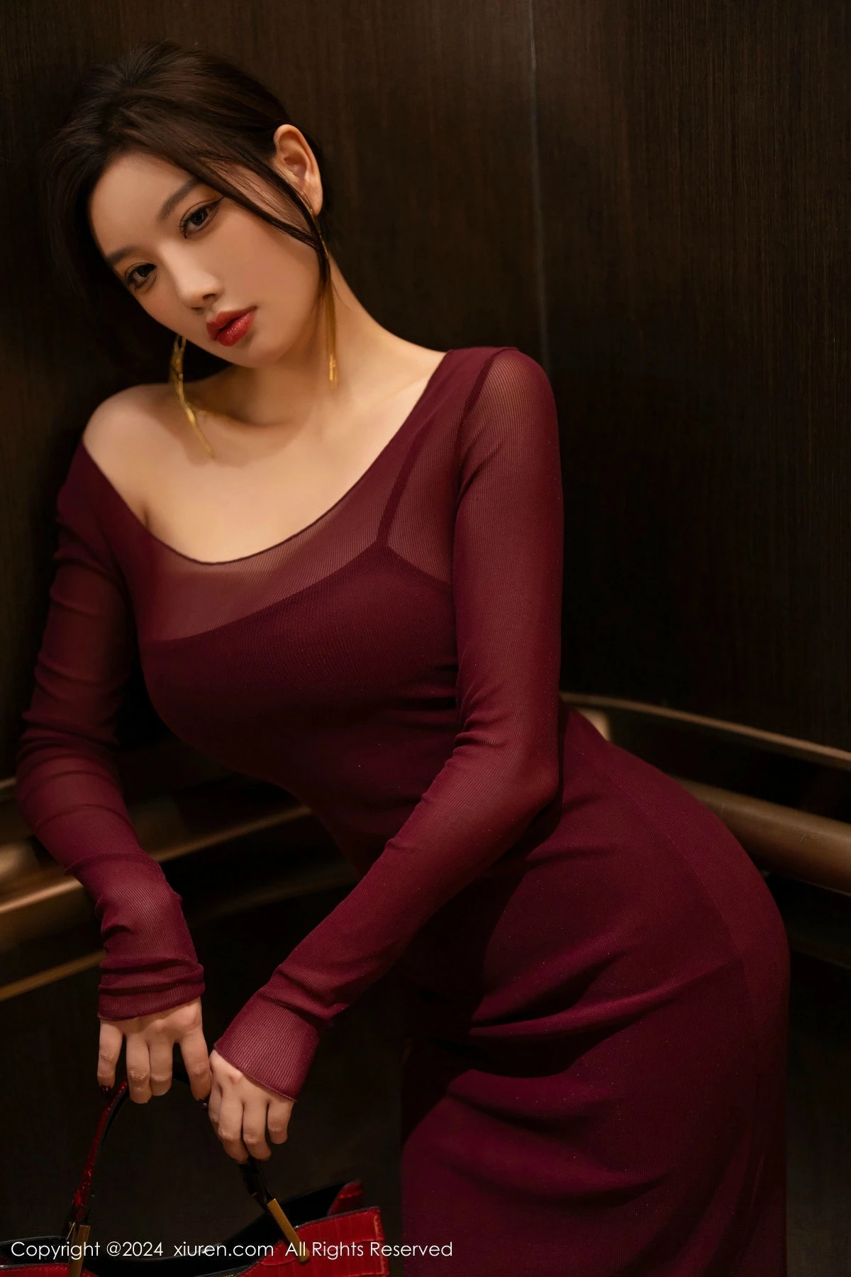 [[XiuRen秀人网]秀人网]No.9348_女神杨晨晨Yome性感红色连衣裙配超薄肉丝秀丰腴身材诱惑写真82P