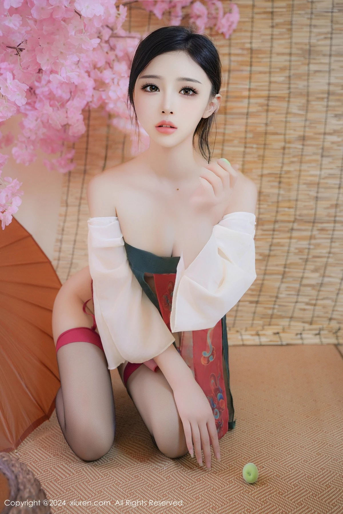 [[XiuRen秀人网]秀人网]No.9351_模特妙可可Cheese性感薄纱汉服配黑丝吊袜秀丰腴身材诱惑写真80P