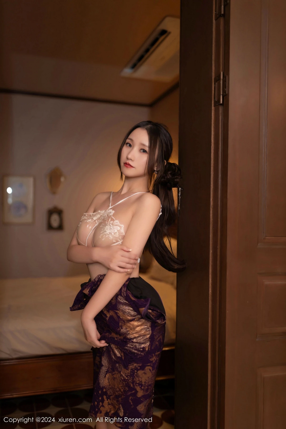 [[XiuRen秀人网]秀人网]No.9513_模特杏子Yada性感紫色旗袍服饰配开档肉丝秀曼妙身姿诱惑写真82P