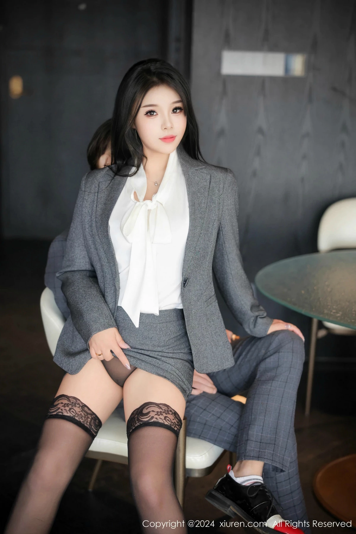 [[XiuRen秀人网]秀人网]No.9515_模特麦田灰色OL职业装露白色上衣配黑丝袜秀曼妙身姿诱惑写真82P