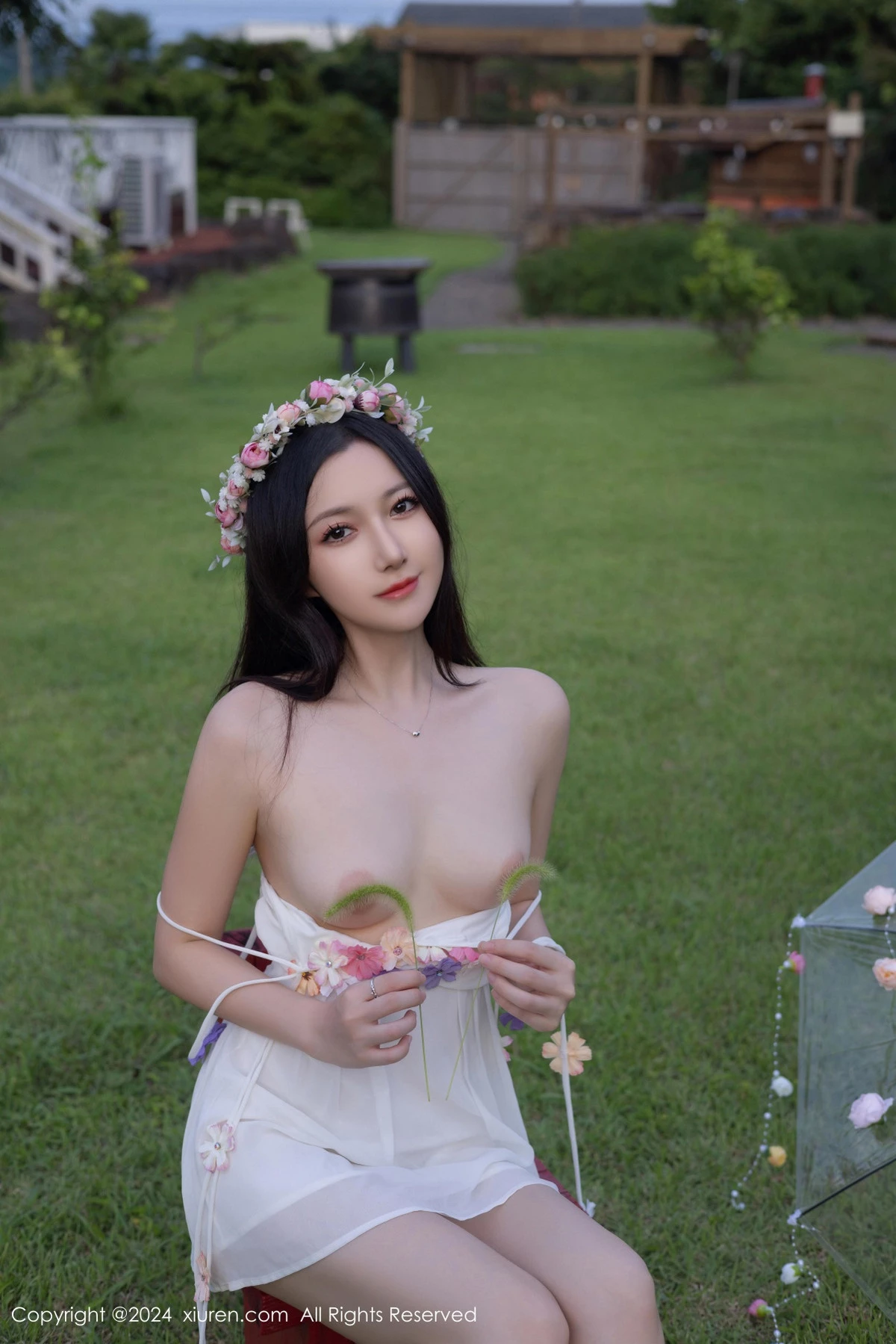 [[XiuRen秀人网]秀人网]No.9531_模特鱼子酱Fish花朵主题白色吊带配原色丝袜秀曼妙身姿诱惑写真80P
