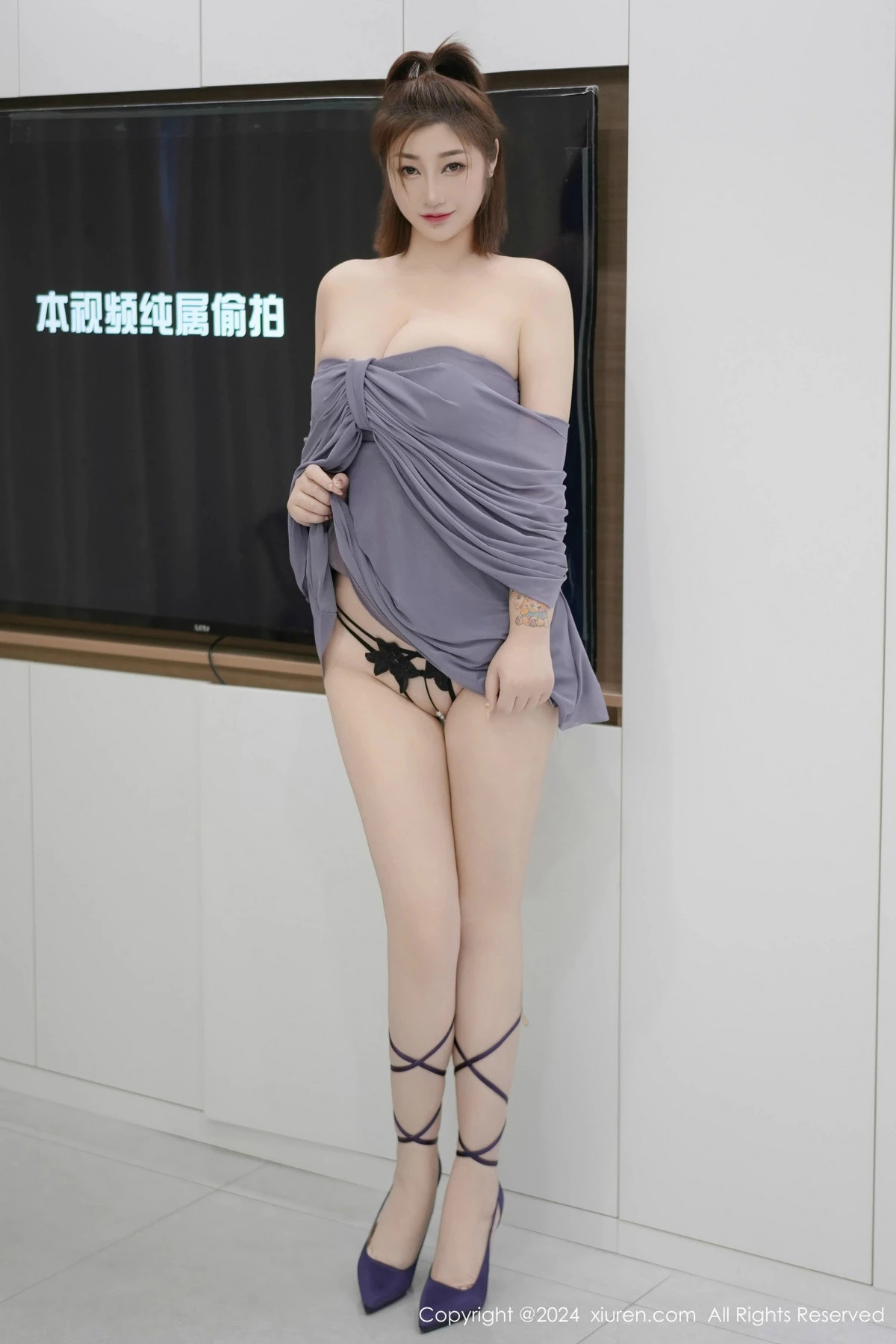 [[XiuRen秀人网]秀人网]No.9525_女神妲己_Toxic性感灰色连衣裙露白色珍珠内衣秀丰腴身材诱惑写真70P