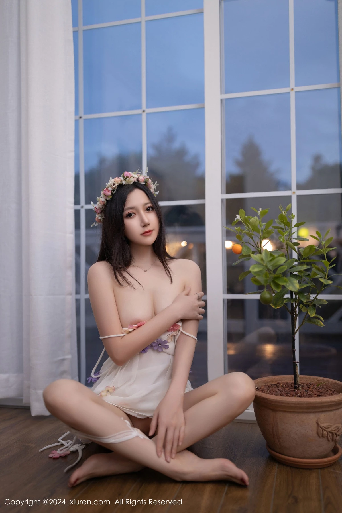 [[XiuRen秀人网]秀人网]No.9531_模特鱼子酱Fish花朵主题白色吊带配原色丝袜秀曼妙身姿诱惑写真80P