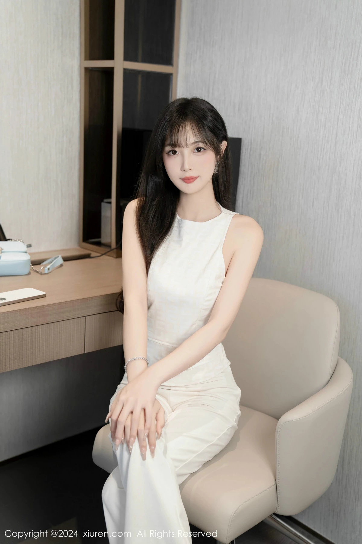 [[XiuRen秀人网]秀人网]No.9528_模特林星阑性感白上衣配简约长裤露白色内衣秀曼妙身姿诱惑写真84P