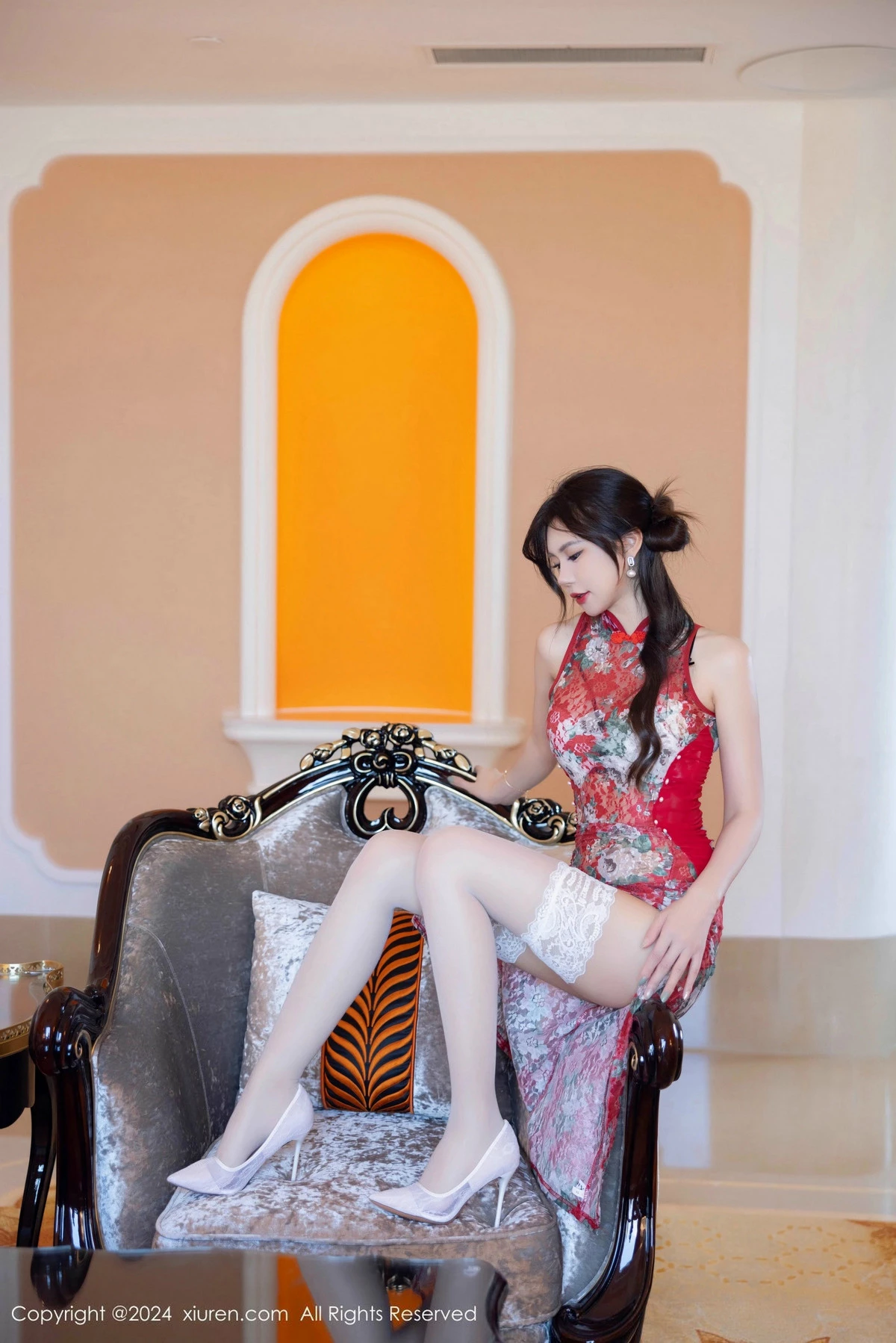 [[XiuRen秀人网]秀人网]No.9529_女神绮里嘉ula性感红色旗袍露白色内衣配白丝袜秀曼妙身姿诱惑写真80P