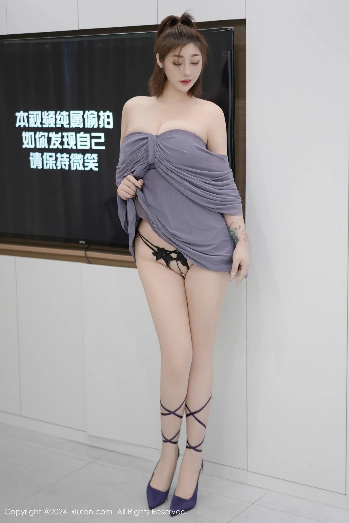 [[XiuRen秀人网]秀人网]No.9525_女神妲己_Toxic性感灰色连衣裙露白色珍珠内衣秀丰腴身材诱惑写真70P