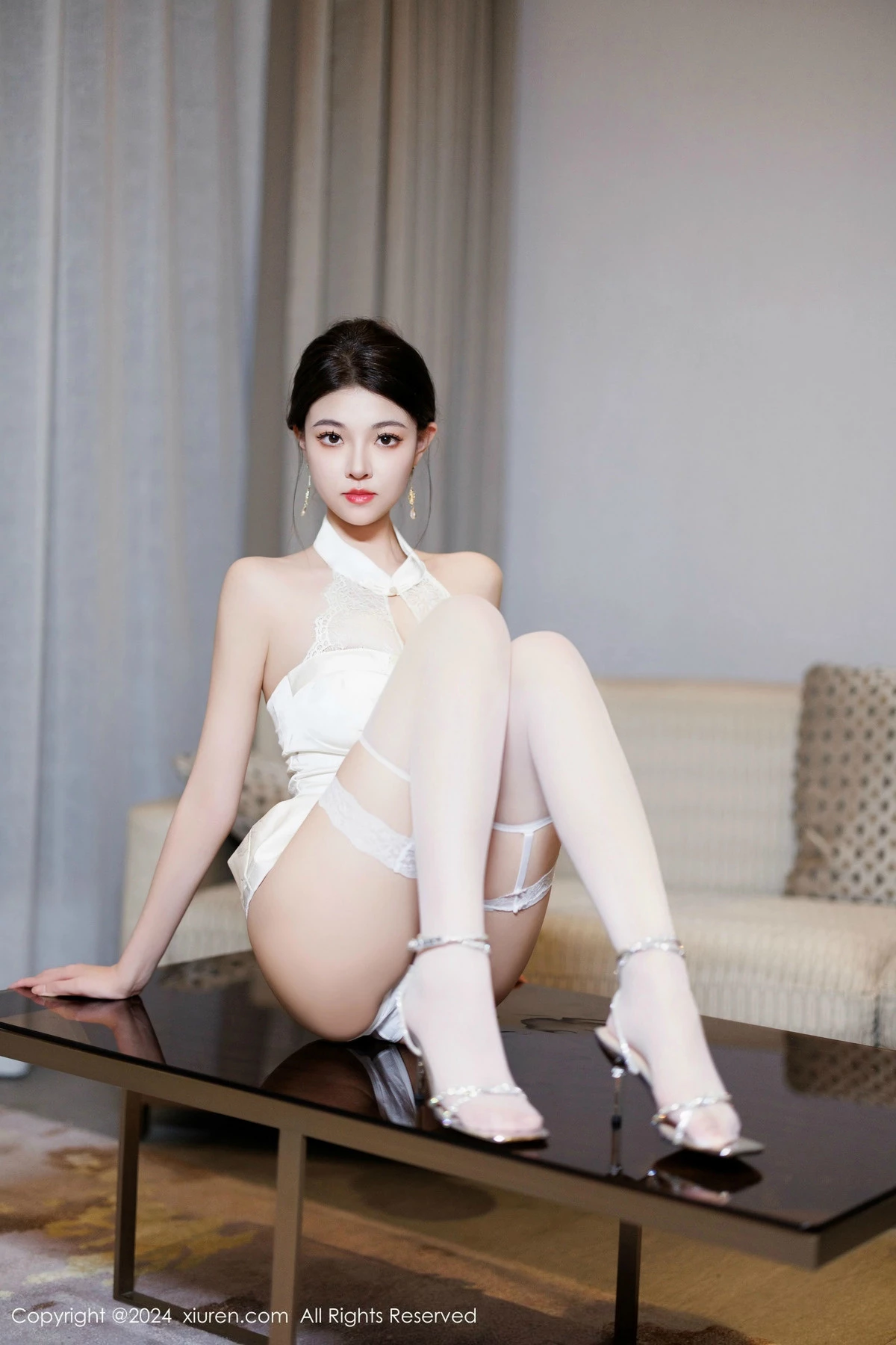 [[XiuRen秀人网]秀人网]No.9548_模特初梦瑶性感白色连衣短裙露白色内衣配白丝吊袜秀美腿诱惑写真84P