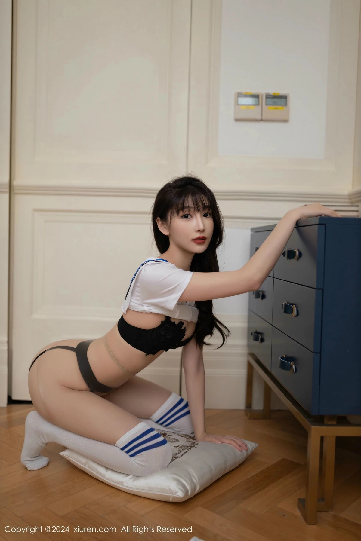 [[XiuRen秀人网]秀人网]No.9554_模特陆萱萱学生套装露黑色蕾丝内衣配开档肉丝秀完美身材诱惑写真80P