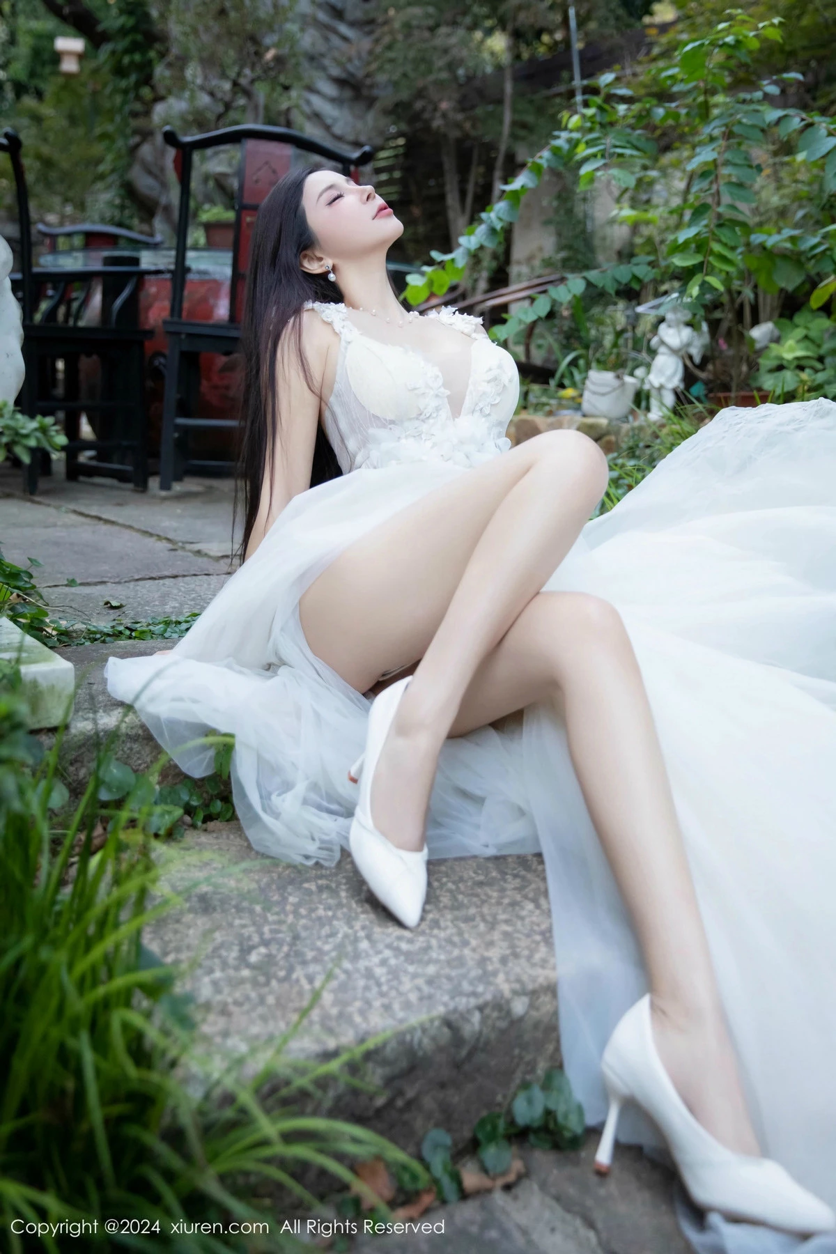 [[XiuRen秀人网]秀人网]No.9552_模特小蛮妖Yummy性感白纱连衣裙配白丝袜秀完美身材诱惑写真75P