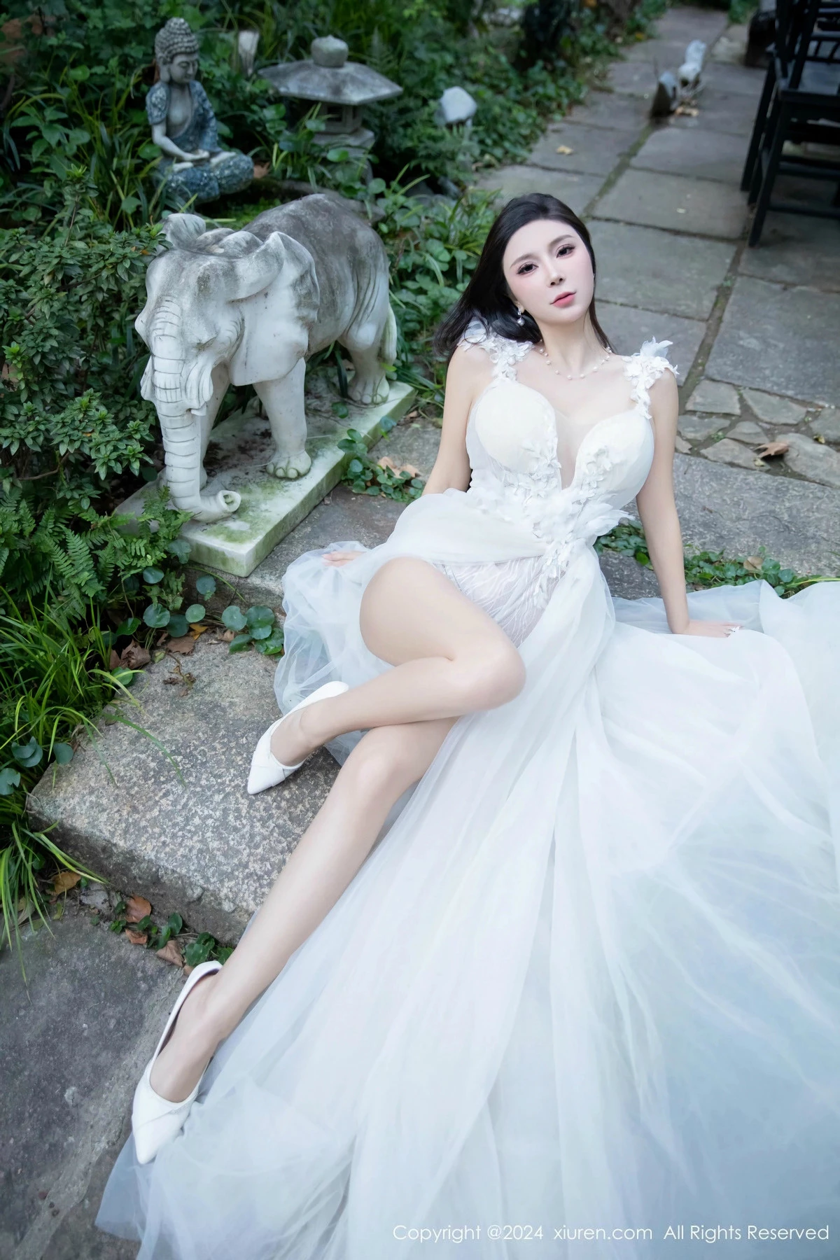 [[XiuRen秀人网]秀人网]No.9552_模特小蛮妖Yummy性感白纱连衣裙配白丝袜秀完美身材诱惑写真75P