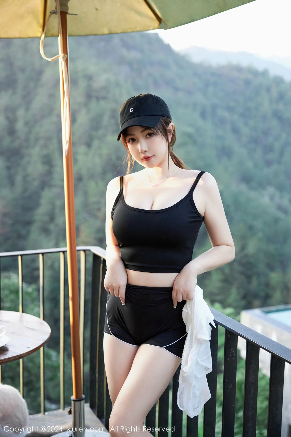 [[XiuRen秀人网]秀人网]No.9549_模特养乐多Doll性感深色运动服饰秀丰满身材白嫩美腿诱惑写真52P