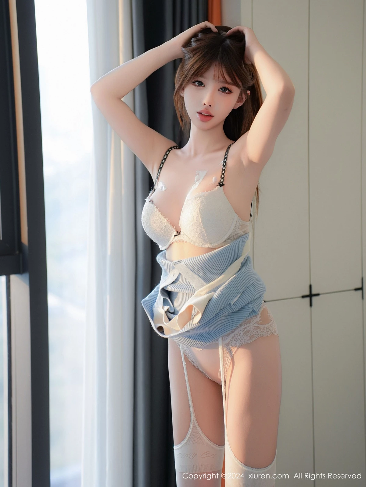 [[XiuRen秀人网]秀人网]No.9458_新人模特李金金蓝色连衣短裙露白色内衣配白丝吊袜秀美腿诱惑写真98P