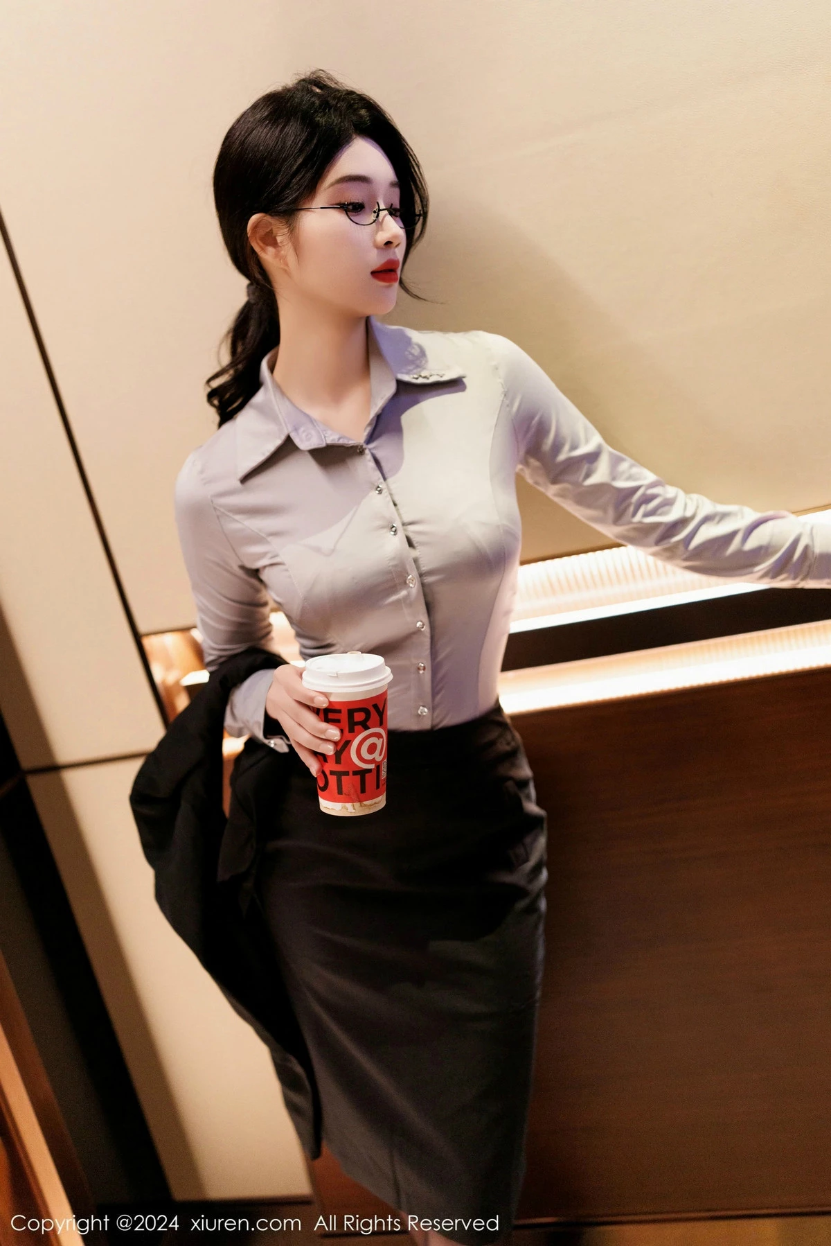 [[XiuRen秀人网]秀人网]No.9567_新人模特南乔灰色OL服饰露性感内衣配黑丝吊袜秀美腿诱惑写真90P