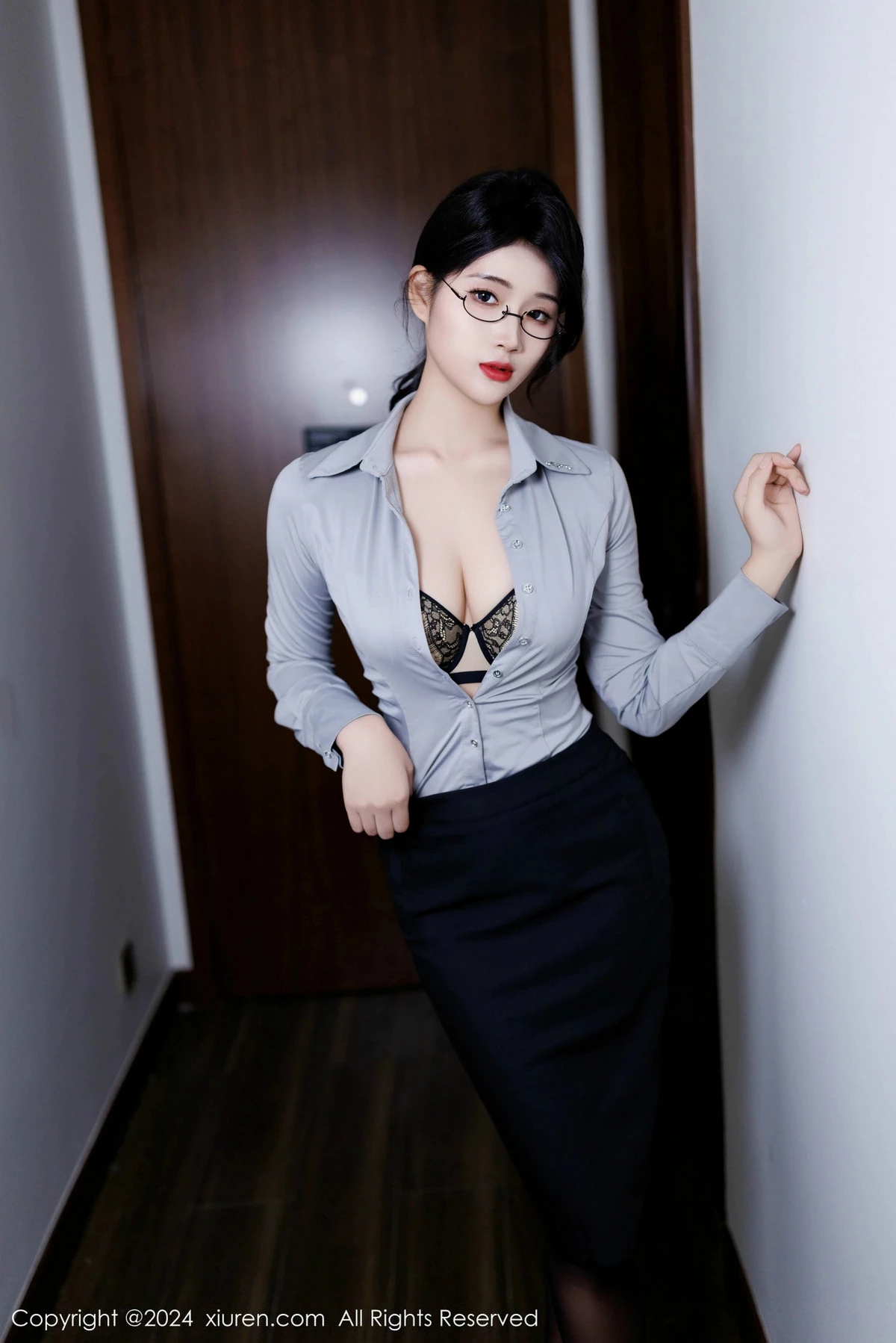 [[XiuRen秀人网]秀人网]No.9567_新人模特南乔灰色OL服饰露性感内衣配黑丝吊袜秀美腿诱惑写真90P