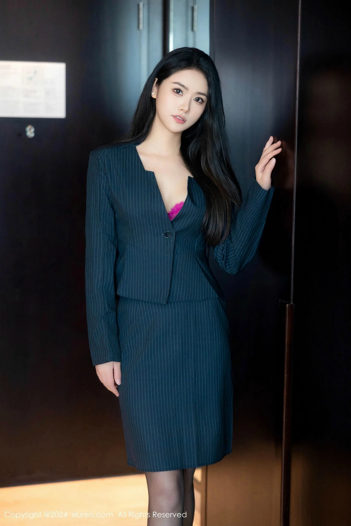 [[XiuRen秀人网]秀人网]No.9576_模特方子萱黑色OL服饰露红色内衣配黑丝吊袜秀凹凸身材诱惑写真85P