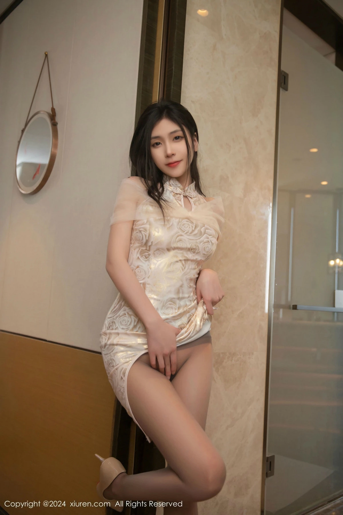 [[XiuRen秀人网]秀人网]No.9583_模特刘婷婷性感浅色旗袍配超薄无内灰丝秀翘臀美腿完美诱惑写真80P