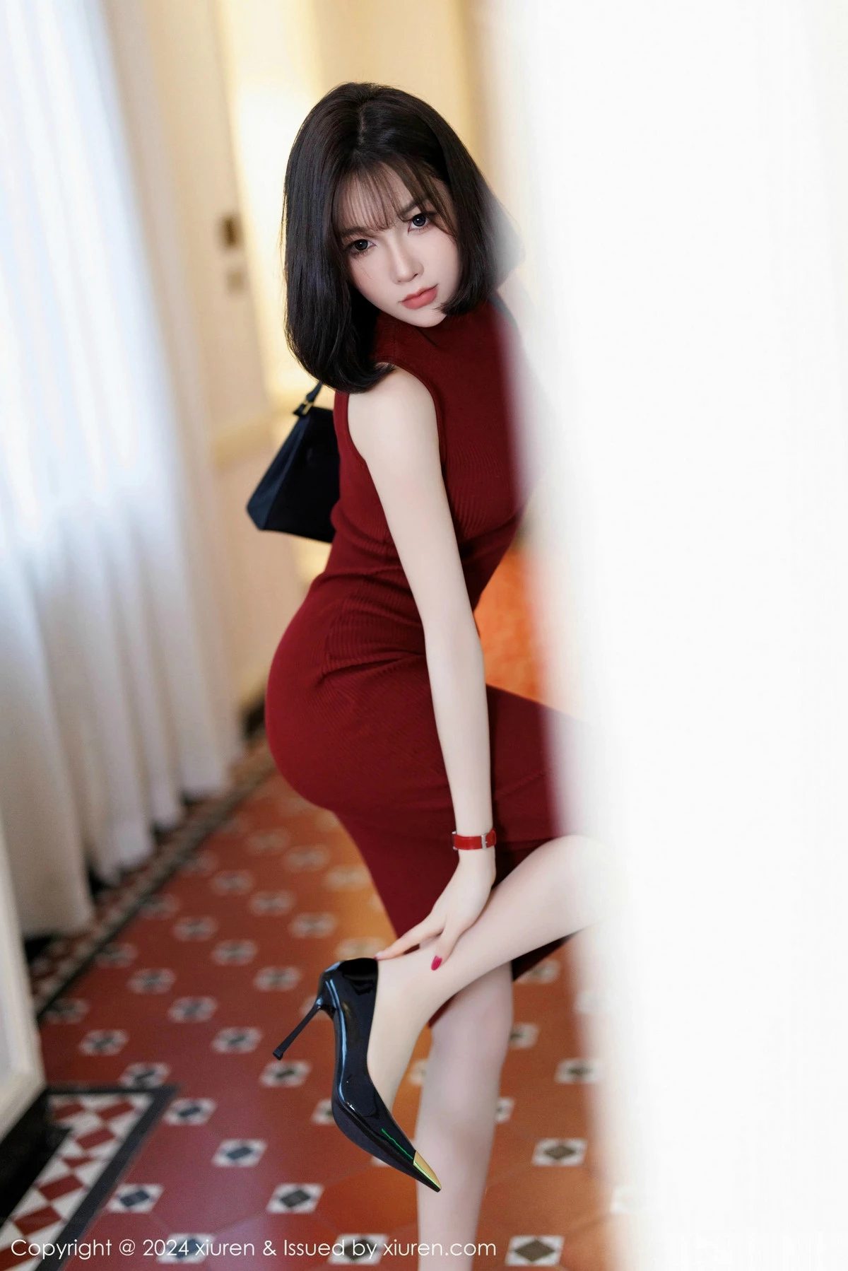 [[XiuRen秀人网]秀人网]No.9589_女神徐莉芝Booty红色连身裙露浅色内衣配超薄肉丝秀美腿诱惑写真91P