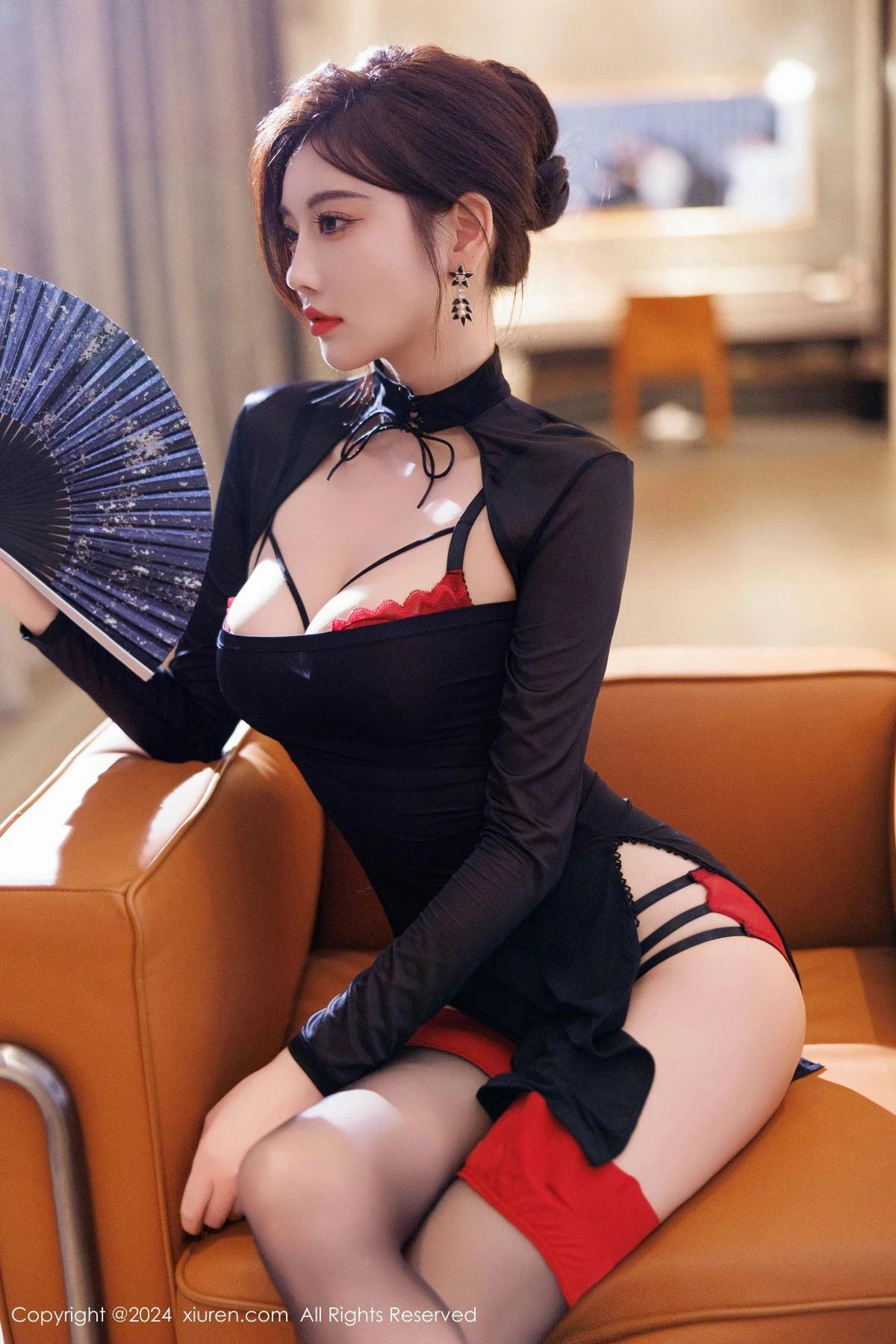 [[XiuRen秀人网]秀人网]No.9599_女神杨晨晨Yome性感黑色服饰露红色内衣配黑丝袜秀美腿诱惑写真80P