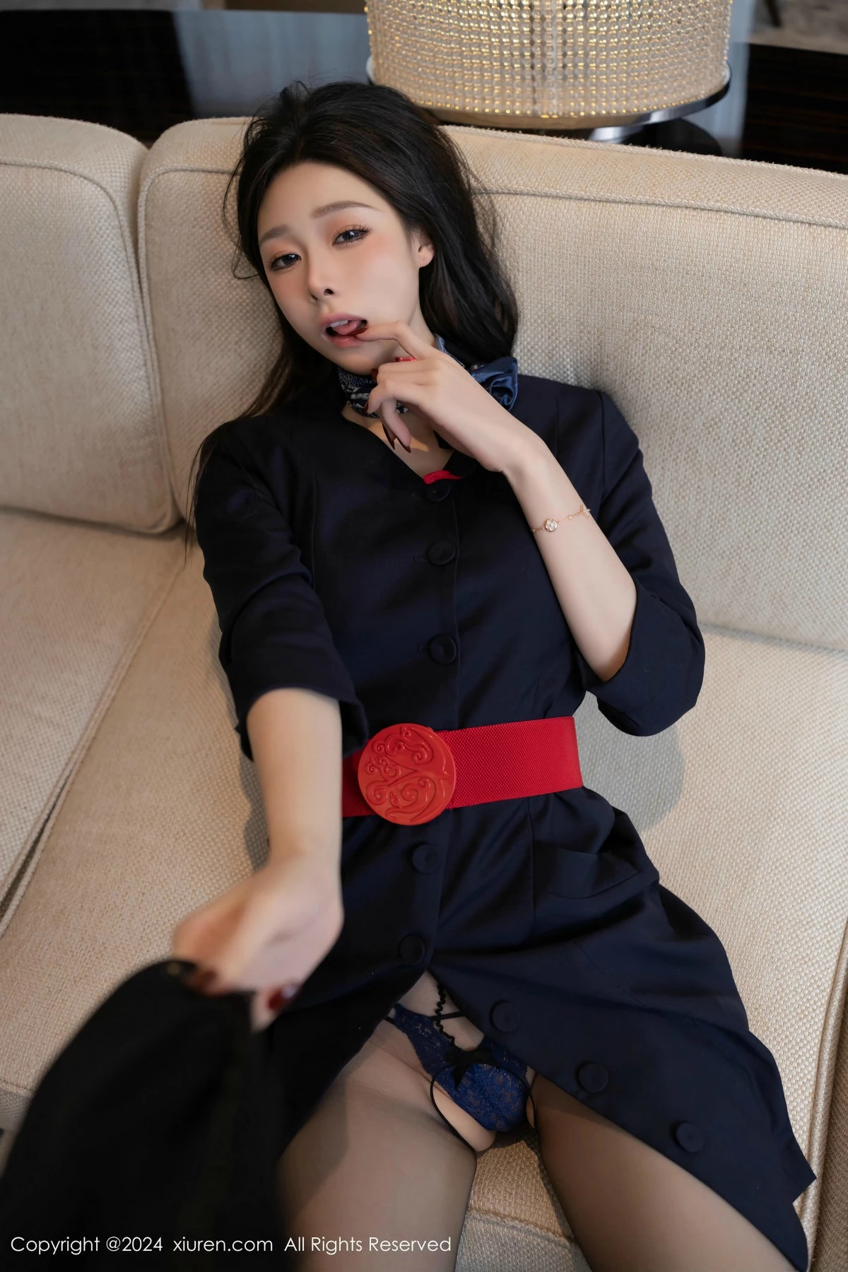 [[XiuRen秀人网]秀人网]No.9597_模特小逗逗深色制服露紫色内衣配开档黑丝秀曼妙身姿诱惑写真80P