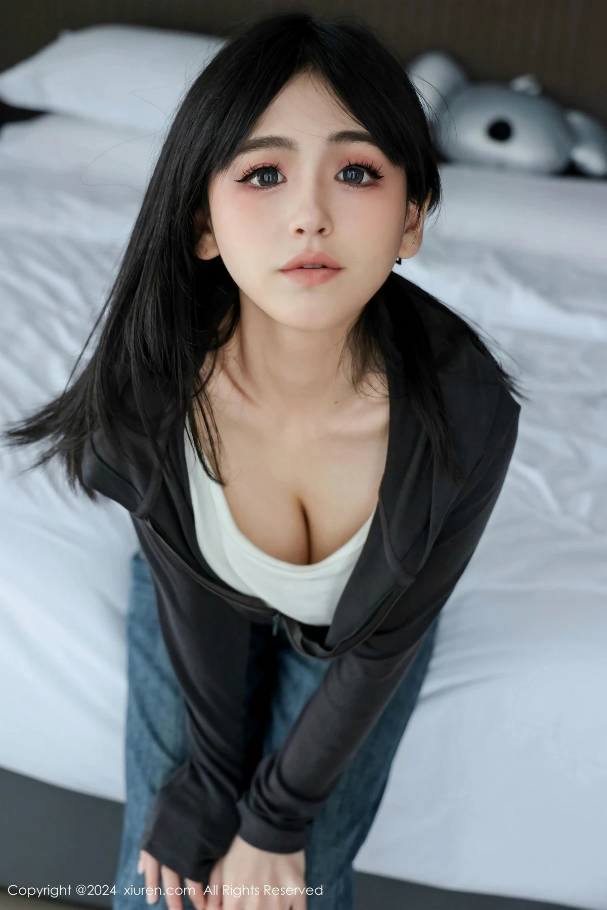 [[XiuRen秀人网]秀人网]No.9464_新人模特奶芙乔乔蓝色牛仔裤+薄透连体黑丝秀凹凸身材诱惑写真67P