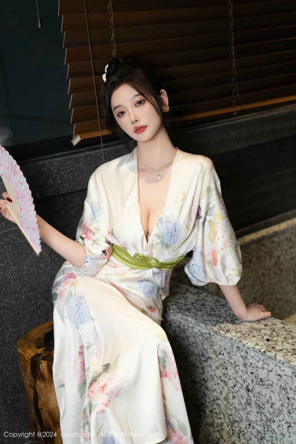 [[XiuRen秀人网]秀人网]No.9470_女神杨晨晨Yome白色连衣裙+红色蕾丝情趣内衣秀丰腴身材诱惑写真99P