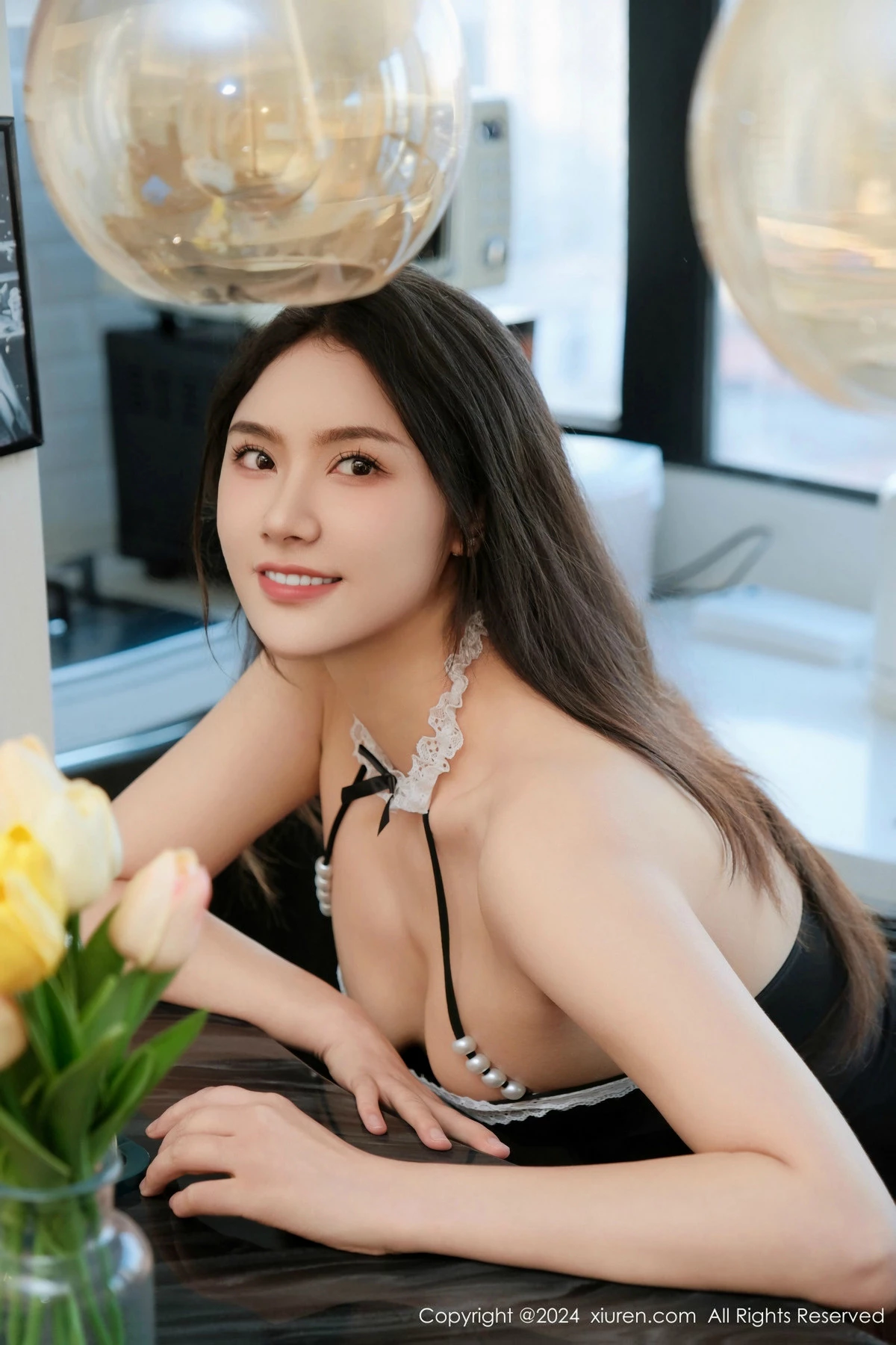 [[XiuRen秀人网]秀人网]No.9606_模特方子萱性感黑色女仆服饰配白色丝袜秀翘臀美腿完美诱惑写真70P