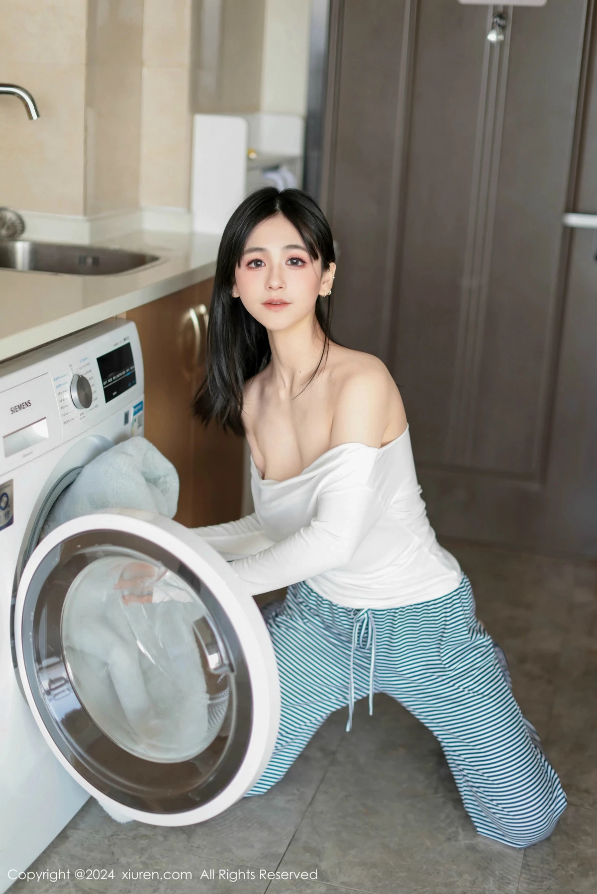 [[XiuRen秀人网]秀人网]No.9605_模特奶芙乔乔性感白T配长裤露超薄黑丝秀凹凸身材撩人诱惑写真85P