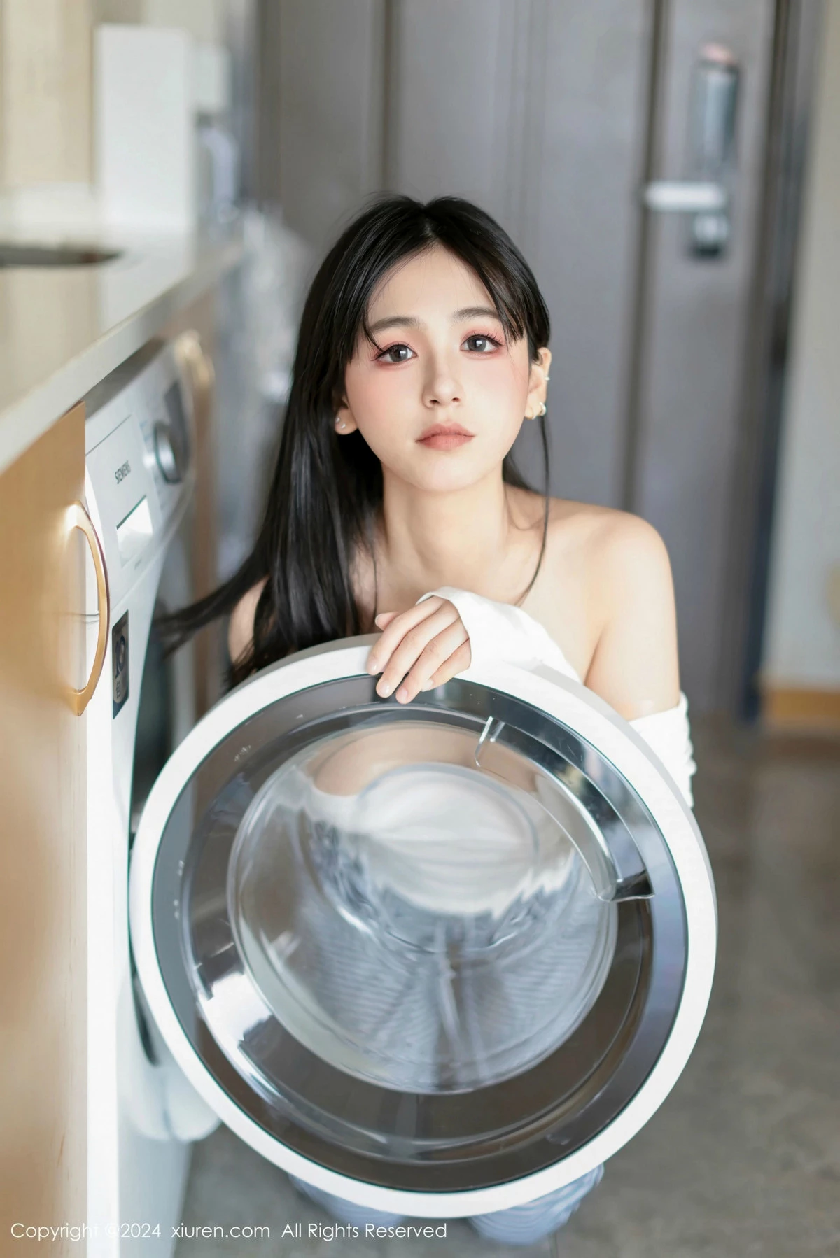 [[XiuRen秀人网]秀人网]No.9605_模特奶芙乔乔性感白T配长裤露超薄黑丝秀凹凸身材撩人诱惑写真85P