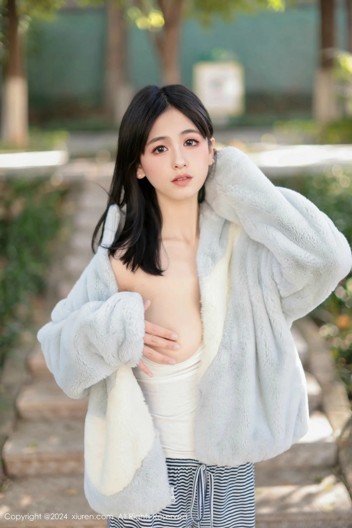 [[XiuRen秀人网]秀人网]No.9605_模特奶芙乔乔性感白T配长裤露超薄黑丝秀凹凸身材撩人诱惑写真85P