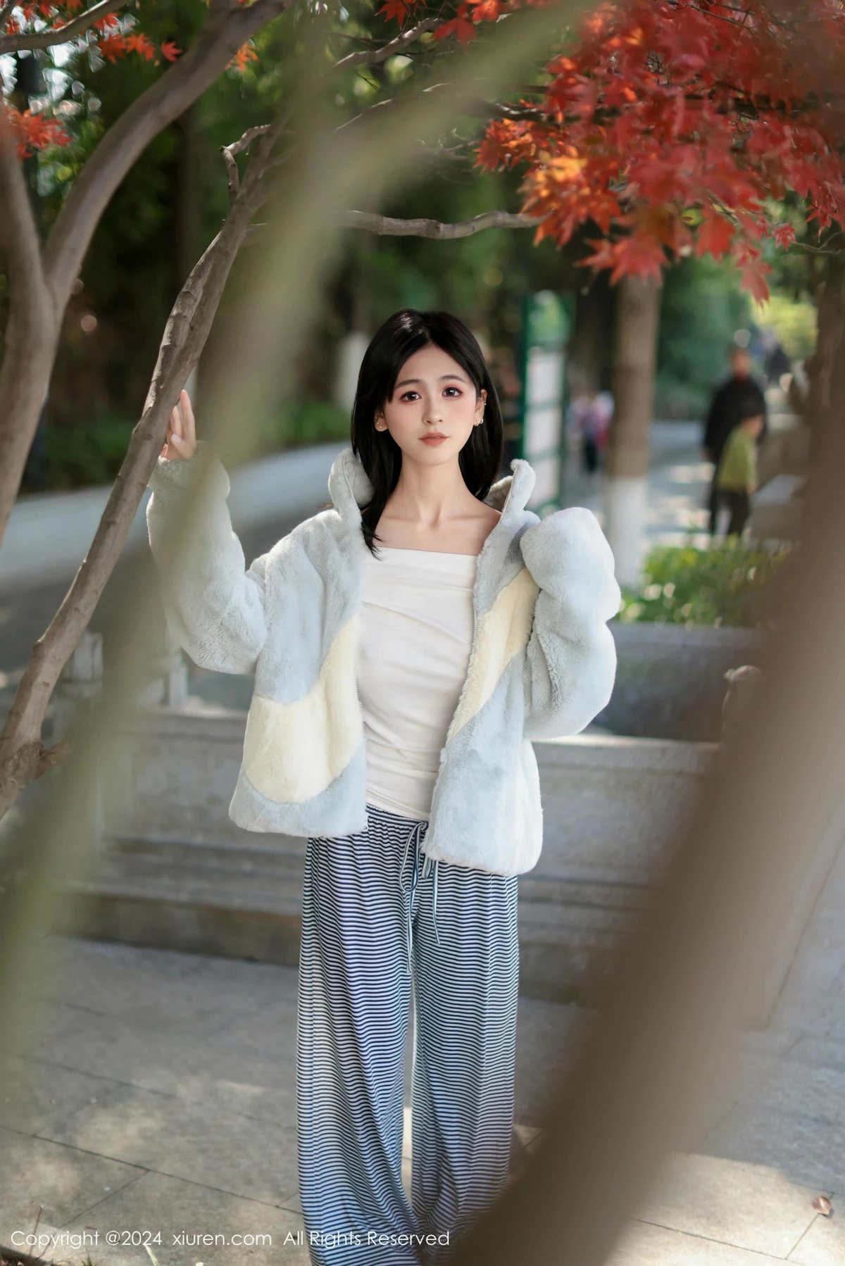 [[XiuRen秀人网]秀人网]No.9605_模特奶芙乔乔性感白T配长裤露超薄黑丝秀凹凸身材撩人诱惑写真85P