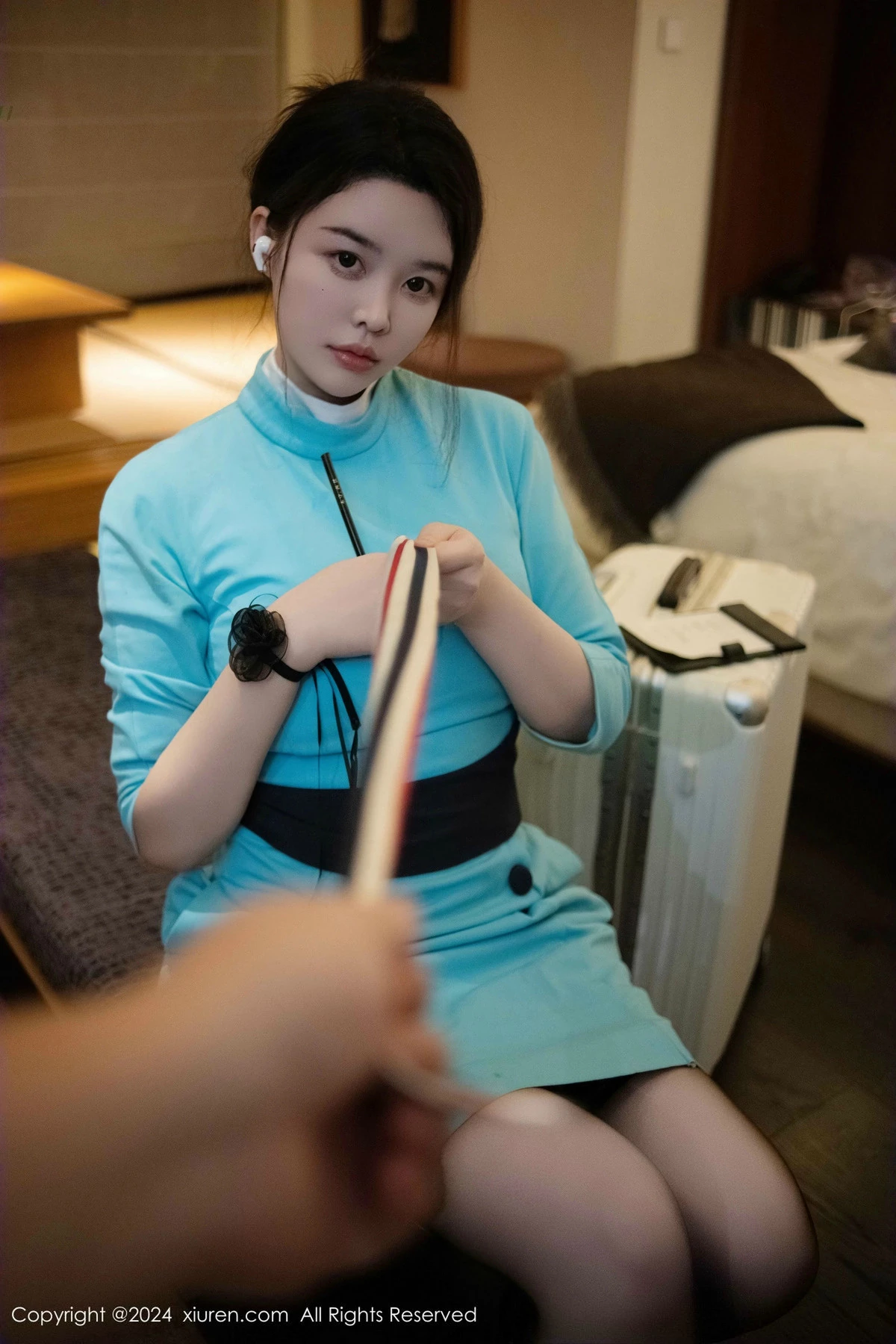 [[XiuRen秀人网]秀人网]No.9609_模特樱桃小犊子蓝色空姐制服露黑色内衣配黑丝吊袜极致魅惑写真41P