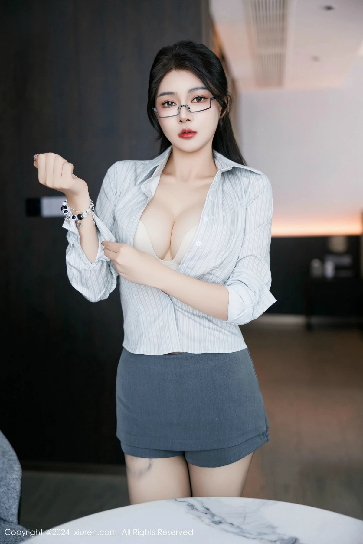[[XiuRen秀人网]秀人网]No.9611_模特凯竹Quinn浅色OL服饰露性感内衣配黑丝袜秀丰腴身姿诱惑写真90P
