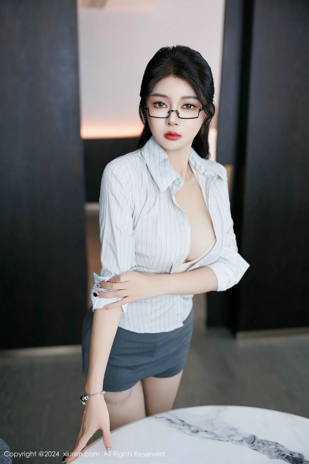[[XiuRen秀人网]秀人网]No.9611_模特凯竹Quinn浅色OL服饰露性感内衣配黑丝袜秀丰腴身姿诱惑写真90P