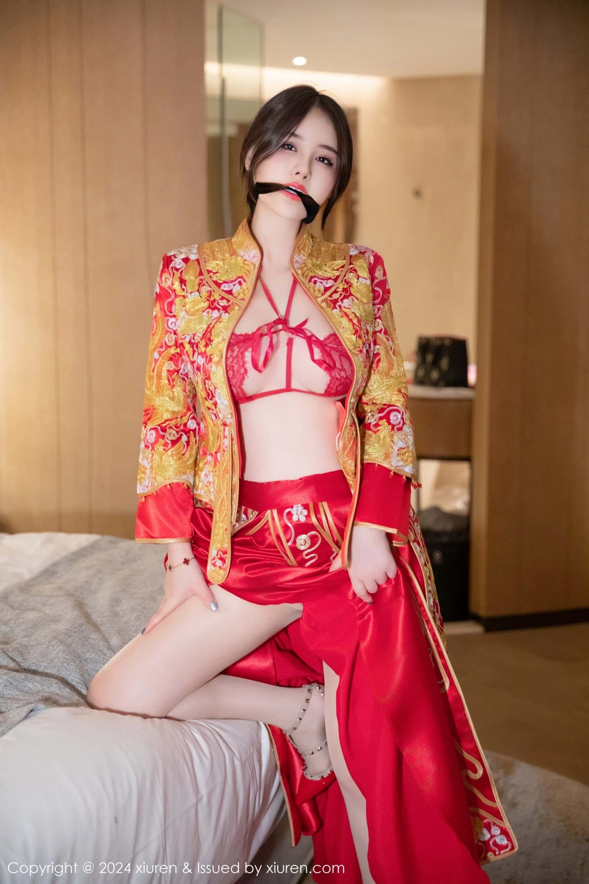 [[XiuRen秀人网]秀人网]No.9494_模特诗诗kiki性感红色新娘服饰露红色内衣秀惹火身材诱惑写真83P