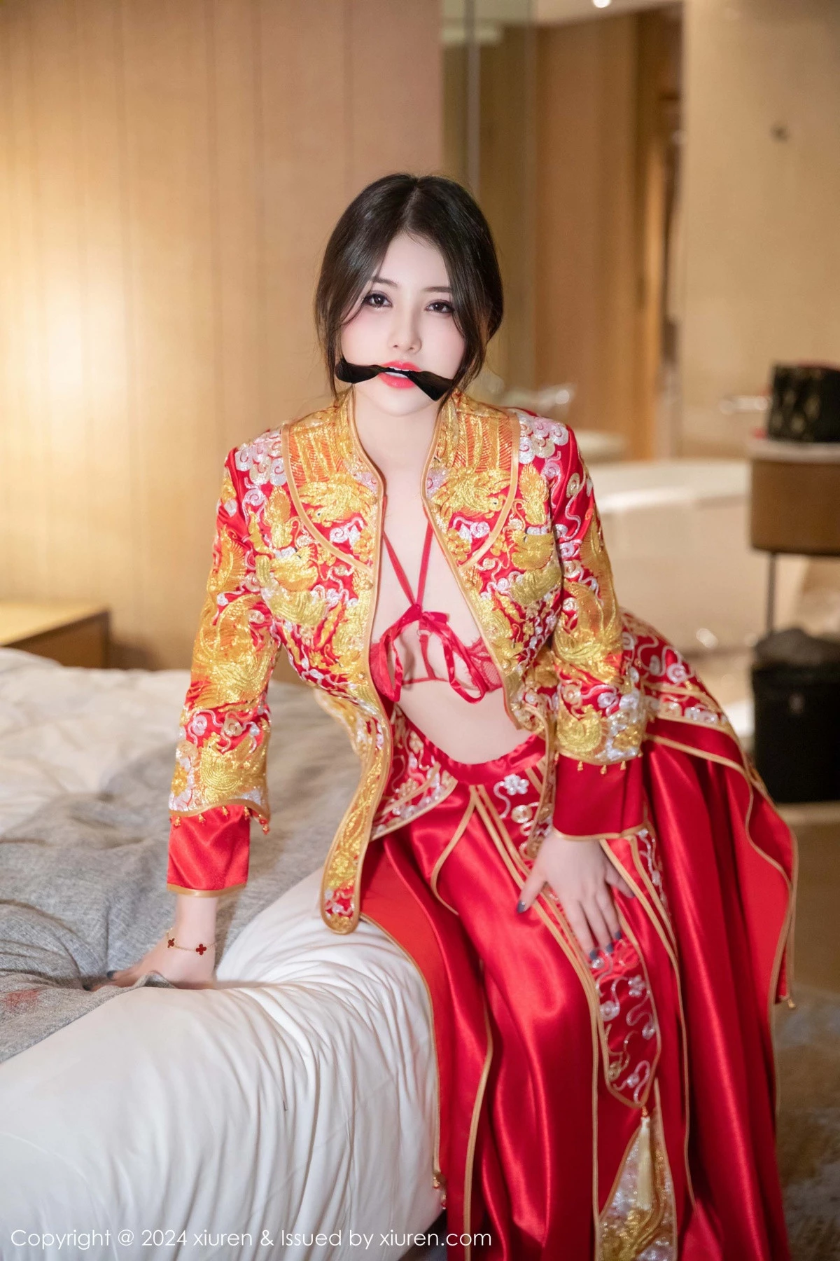 [[XiuRen秀人网]秀人网]No.9494_模特诗诗kiki性感红色新娘服饰露红色内衣秀惹火身材诱惑写真83P