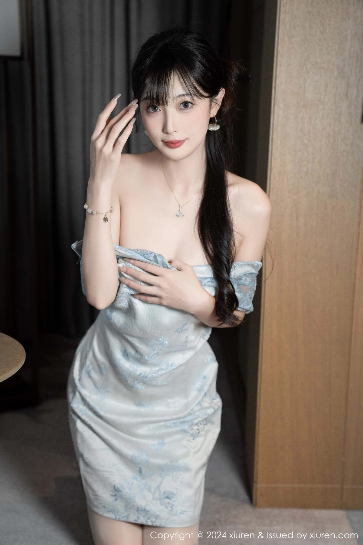 [[XiuRen秀人网]秀人网]No.9487_模特林星阑性感浅色短旗袍露白色内衣配超薄肉丝秀美腿诱惑写真82P