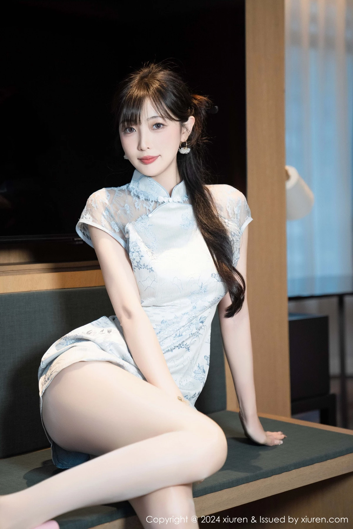 [[XiuRen秀人网]秀人网]No.9487_模特林星阑性感浅色短旗袍露白色内衣配超薄肉丝秀美腿诱惑写真82P