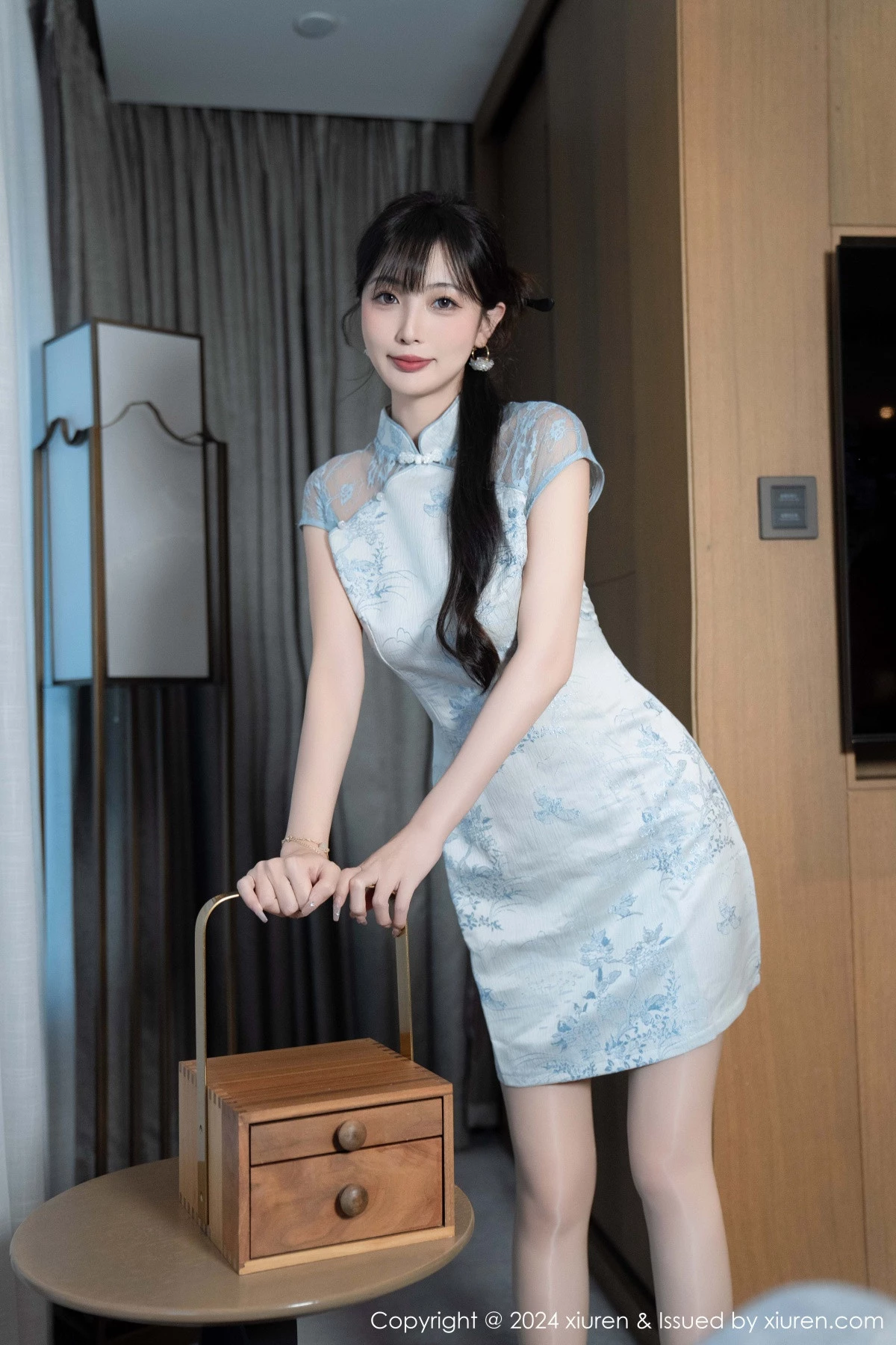 [[XiuRen秀人网]秀人网]No.9487_模特林星阑性感浅色短旗袍露白色内衣配超薄肉丝秀美腿诱惑写真82P