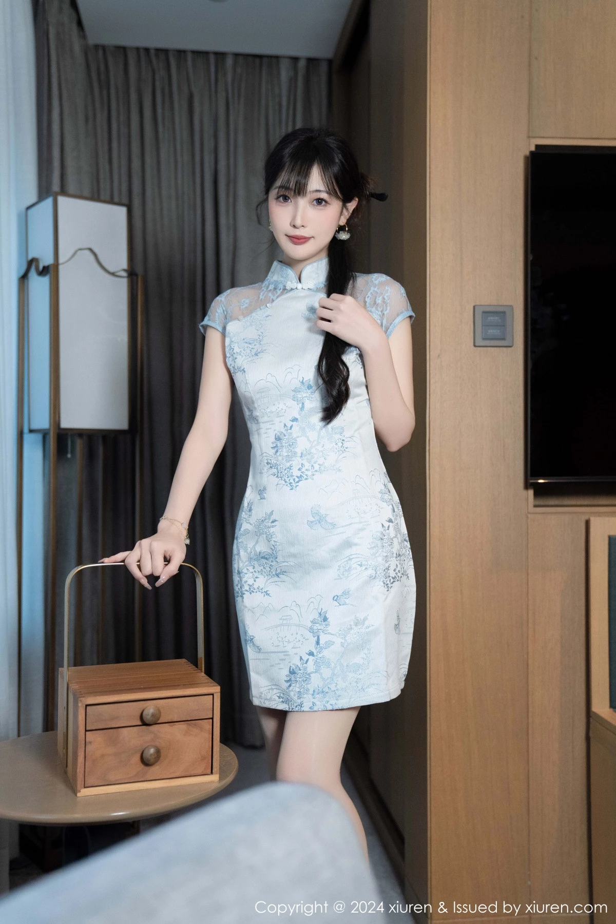 [[XiuRen秀人网]秀人网]No.9487_模特林星阑性感浅色短旗袍露白色内衣配超薄肉丝秀美腿诱惑写真82P