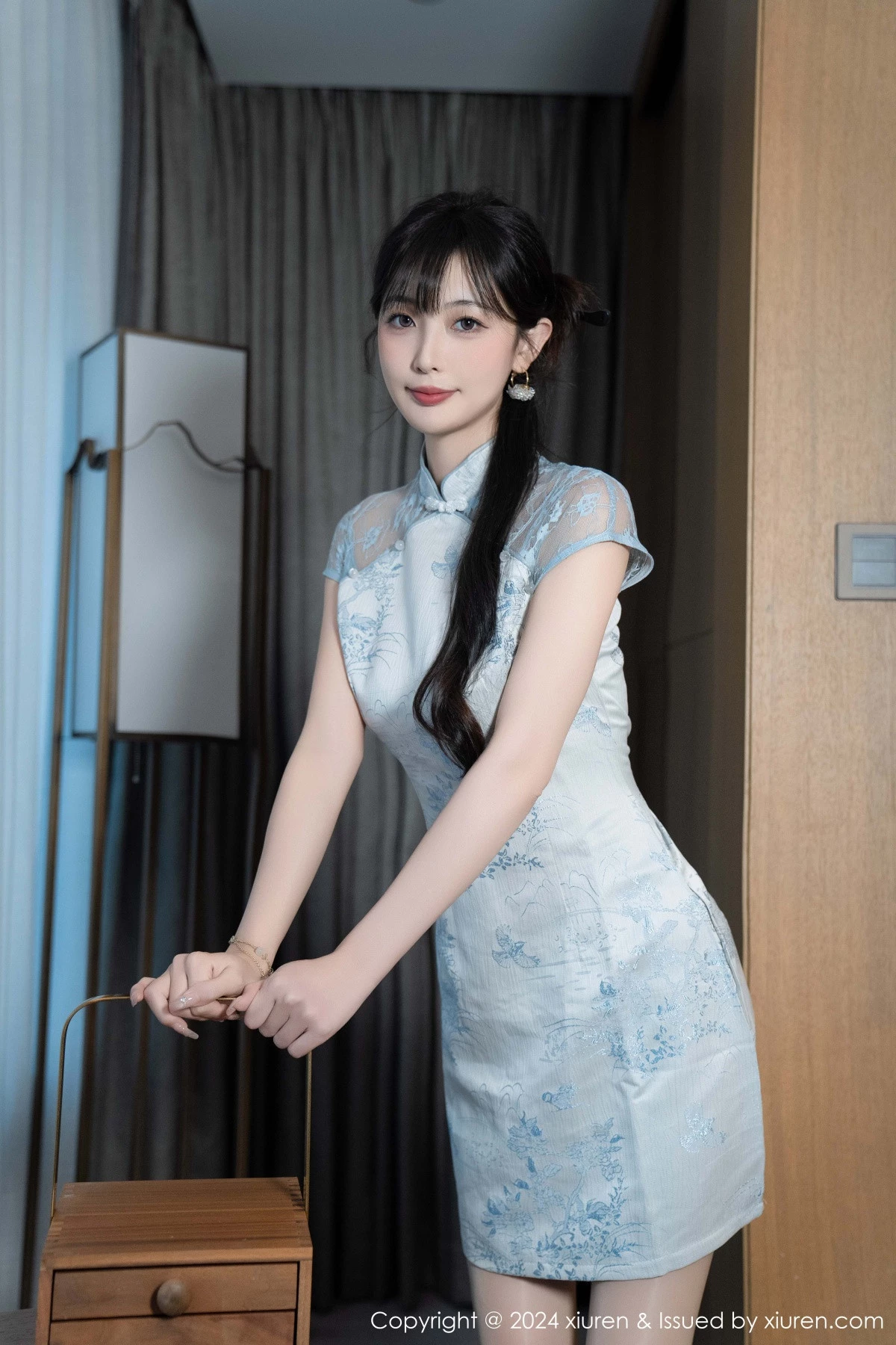 [[XiuRen秀人网]秀人网]No.9487_模特林星阑性感浅色短旗袍露白色内衣配超薄肉丝秀美腿诱惑写真82P