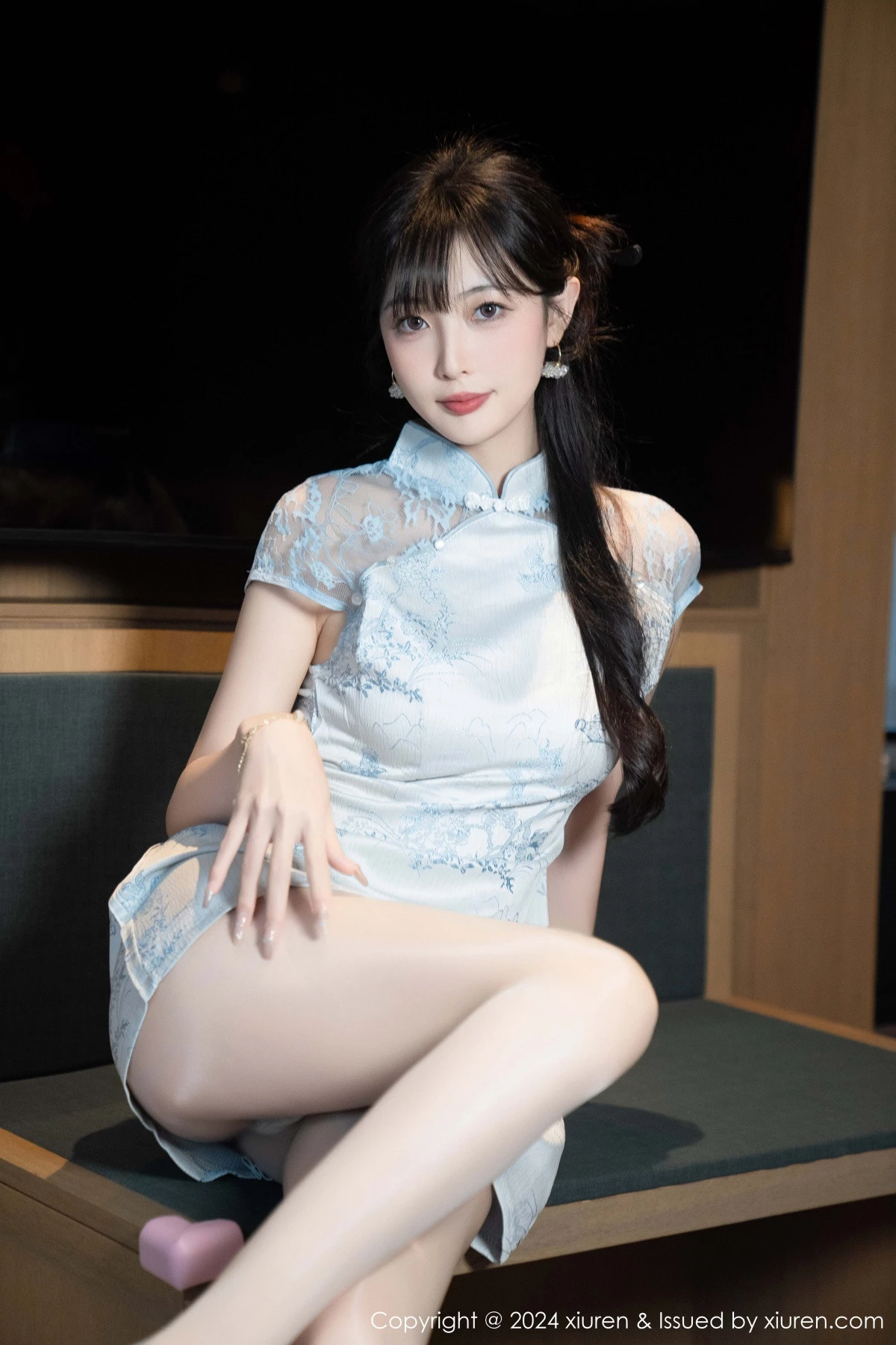 [[XiuRen秀人网]秀人网]No.9487_模特林星阑性感浅色短旗袍露白色内衣配超薄肉丝秀美腿诱惑写真82P