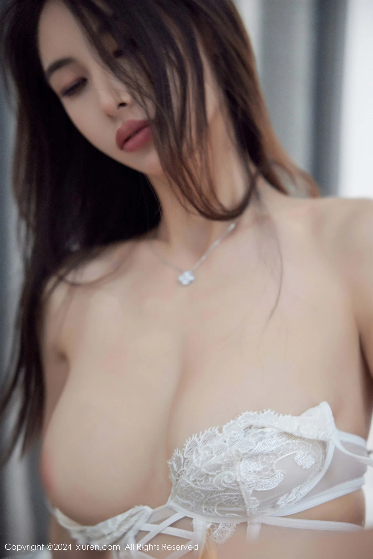 [[XiuRen秀人网]秀人网]No.9498_模特Lingyu69性感法式白色蕾丝内衣配白丝袜秀曼妙身姿诱惑写真67P