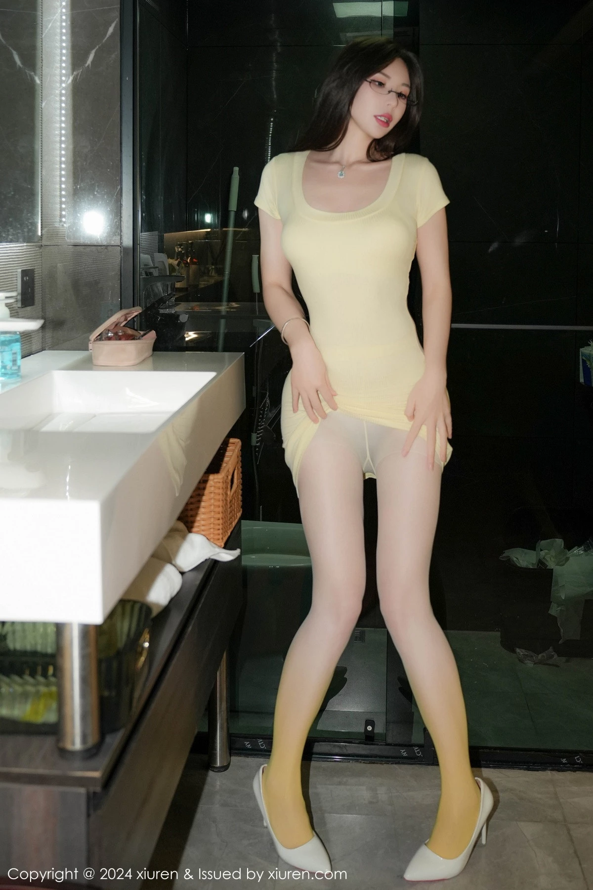 [[XiuRen秀人网]秀人网]No.9495_模特曼柔性感浅黄色轻透服饰配淡黄丝袜秀曼妙身姿迷人诱惑写真73P