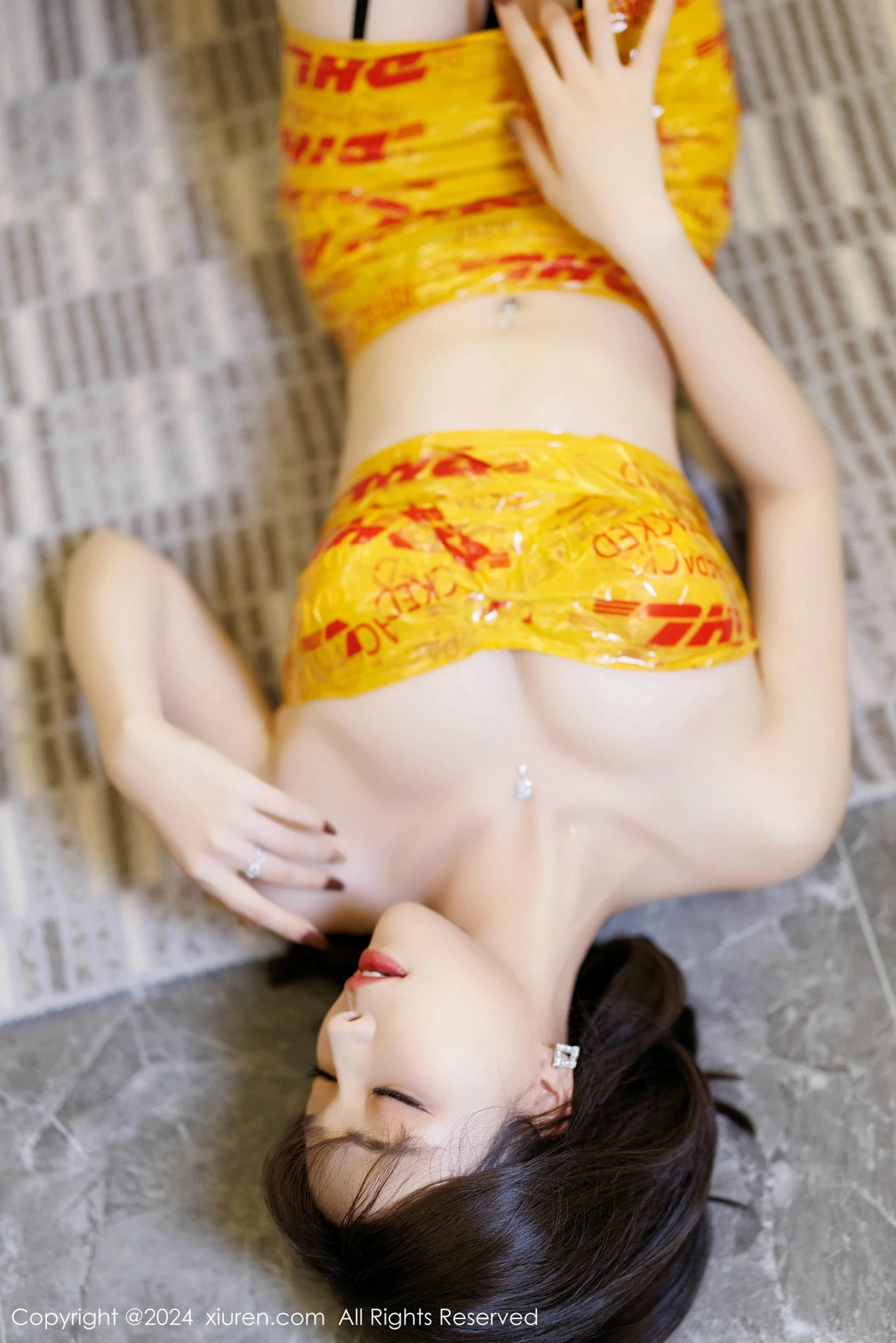 [[XiuRen秀人网]秀人网]No.9664_女神徐莉芝Booty性感黄色胶布+黑色情趣内衣秀完美身材诱惑写真88P