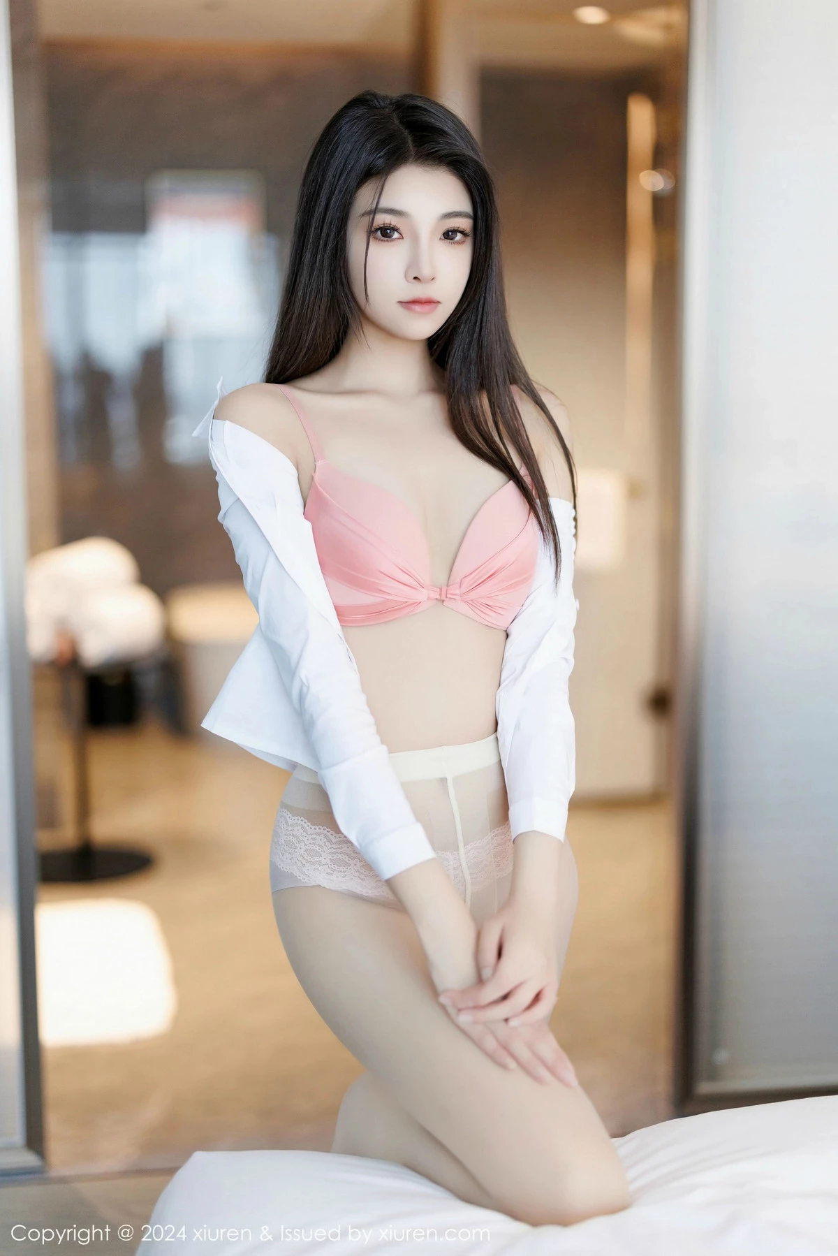 [[XiuRen秀人网]秀人网]No.9682_模特初梦瑶性感白T露粉红色内衣配超薄肉丝秀完美身材诱惑写真91P