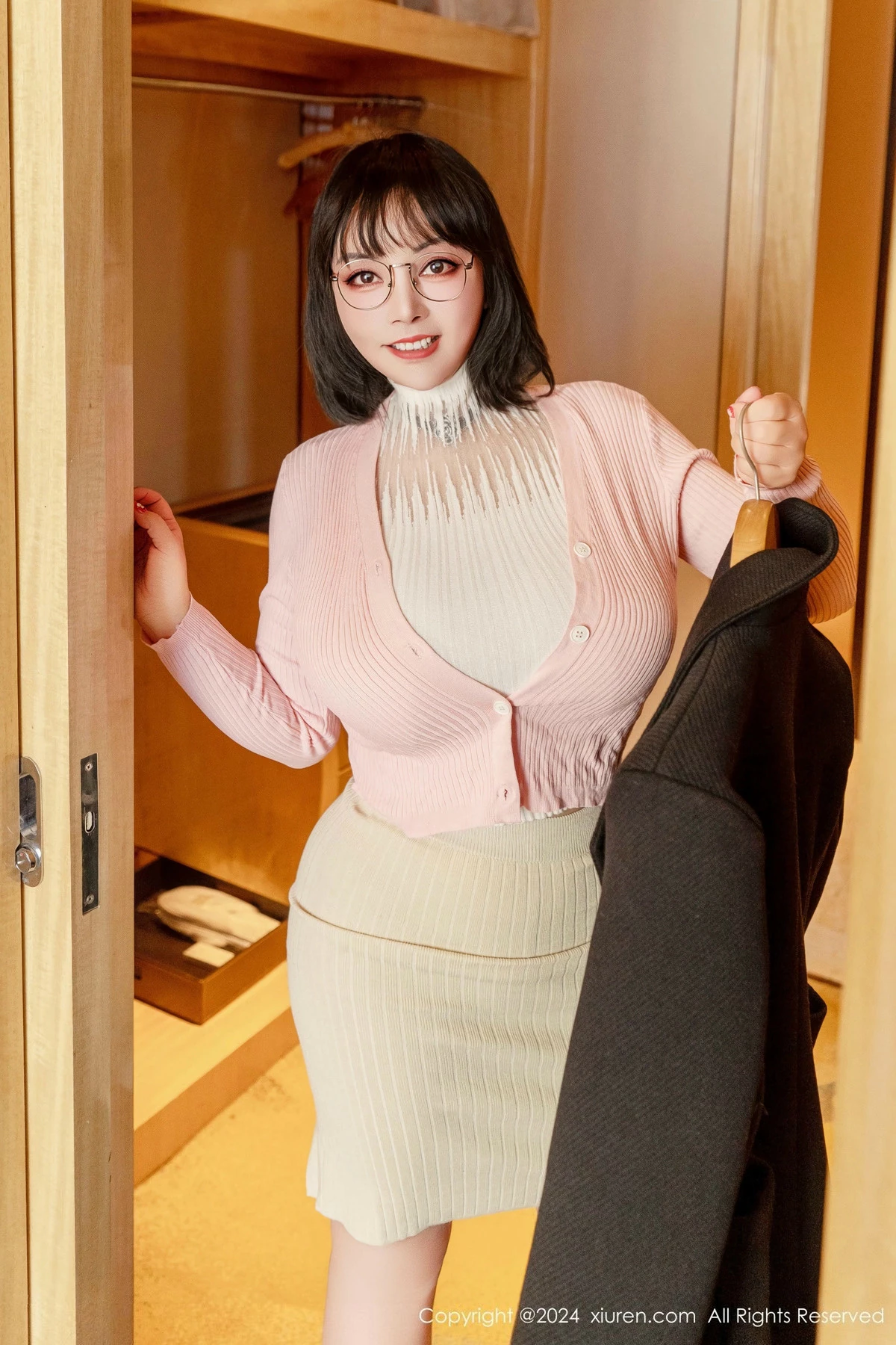 [[XiuRen秀人网]秀人网]No.9685_新人模特油田溪溪性感粉色外衣露豹纹内衣秀丰满身姿诱惑写真97P