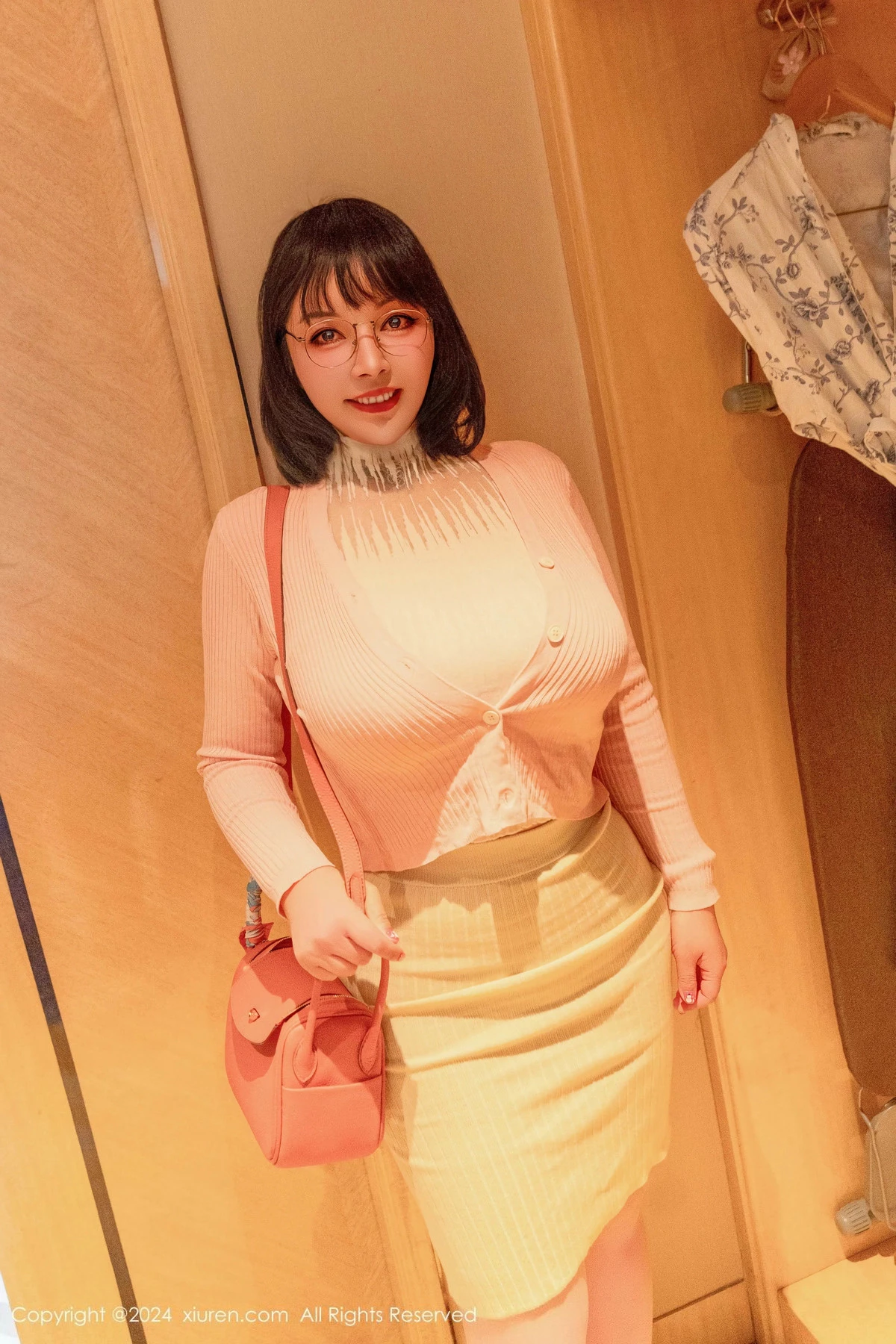 [[XiuRen秀人网]秀人网]No.9685_新人模特油田溪溪性感粉色外衣露豹纹内衣秀丰满身姿诱惑写真97P