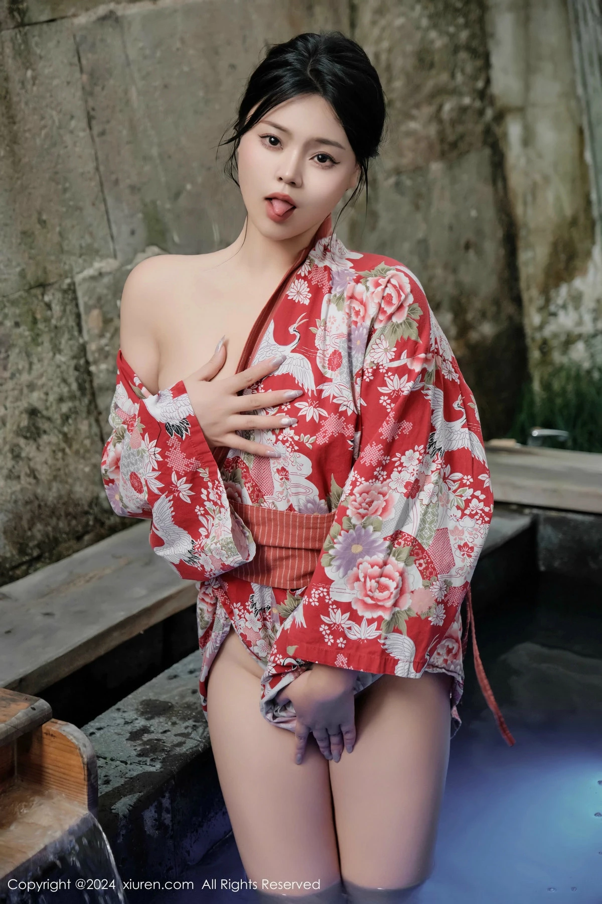 [[XiuRen秀人网]秀人网]No.9687_模特麦田温泉场景性感花色连衣裙半脱秀曼妙身姿惹火诱惑写真77P
